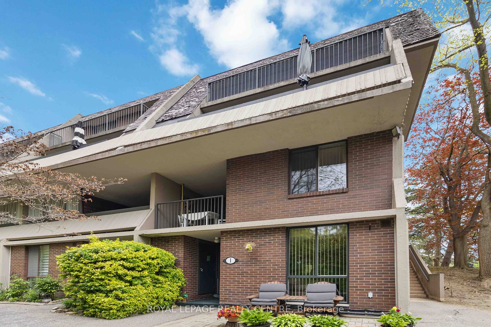 3 Bedrooms Condo at 1330 Mississauga Valley, Mississauga For sale