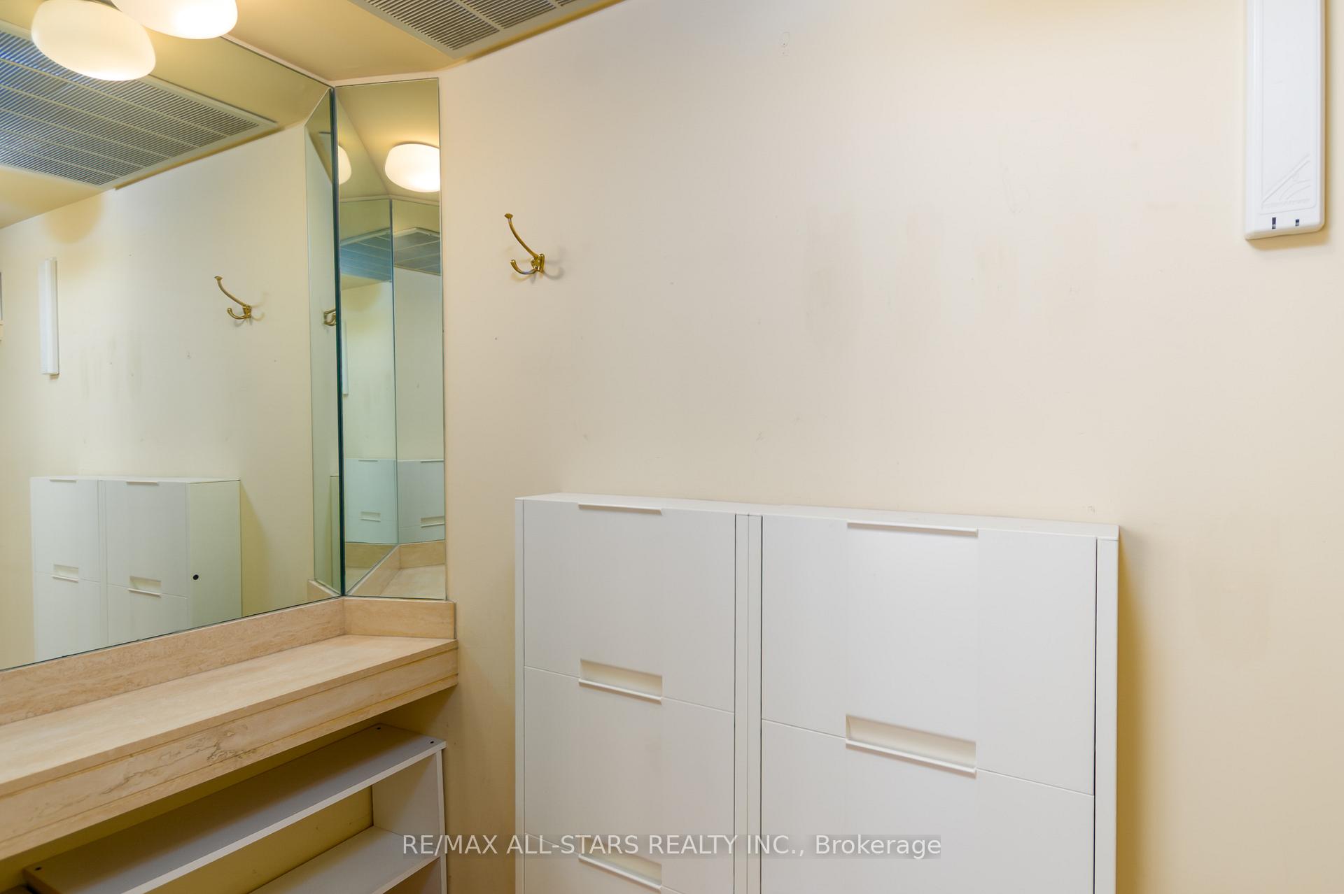 1 Bedroom Condo at 55 Harbour, Toronto For sale