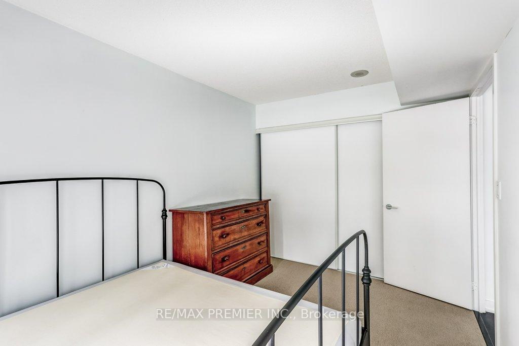2 Bedrooms Condo at 10 Capreol, Toronto For sale