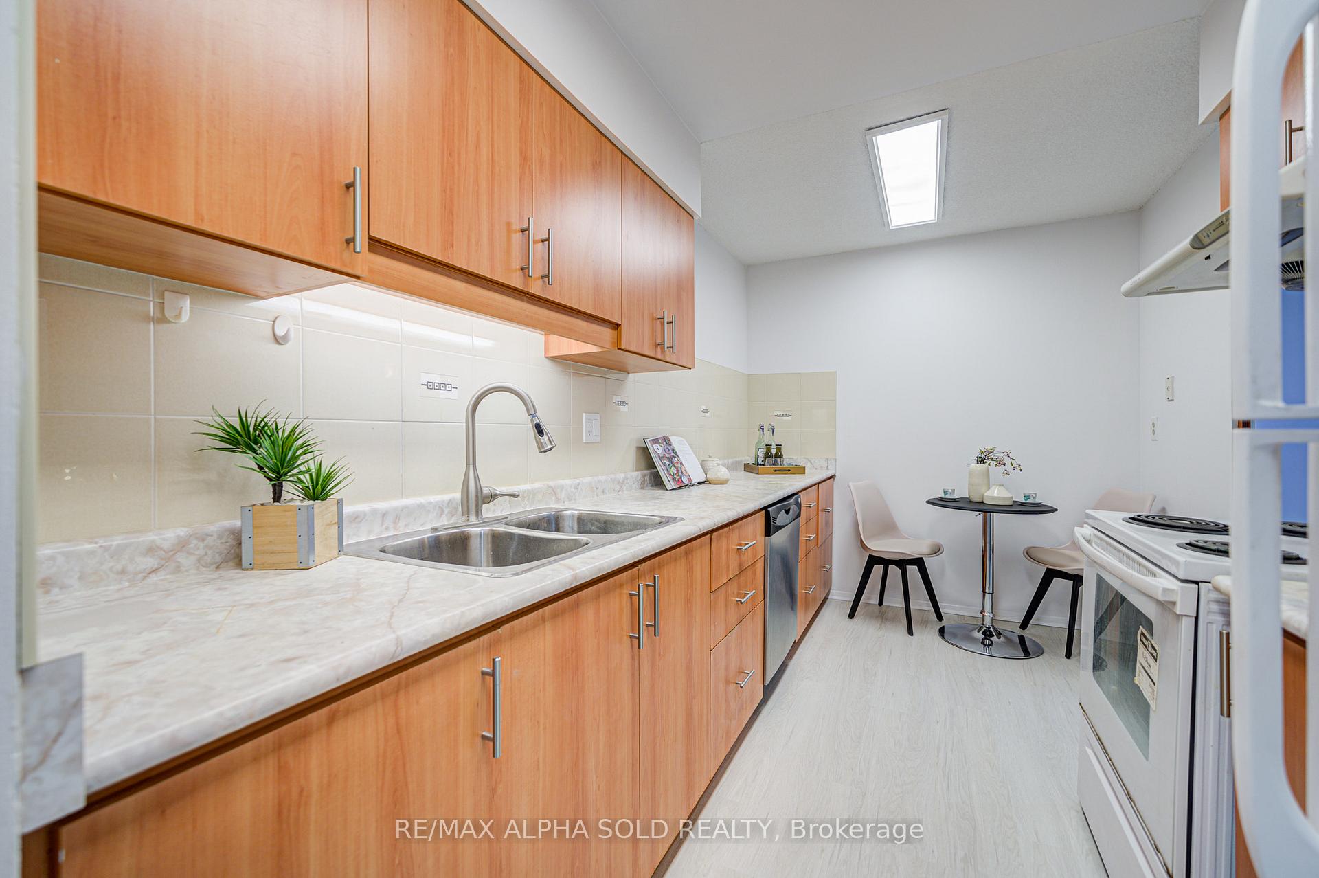 3 Bedrooms Condo at 100 Echo Point, Toronto For sale