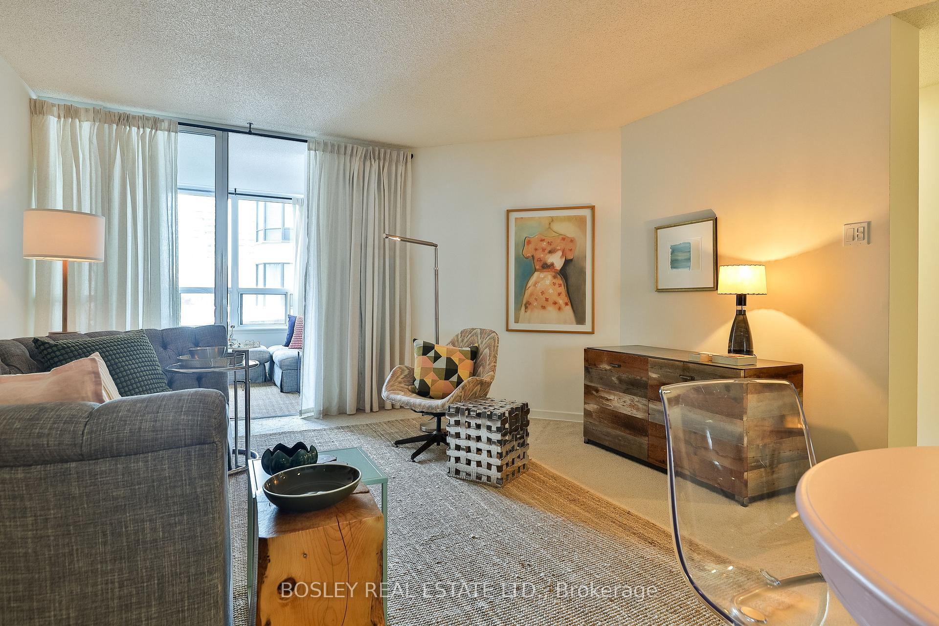 2 Bedrooms Condo at 25 Maitland, Toronto For sale