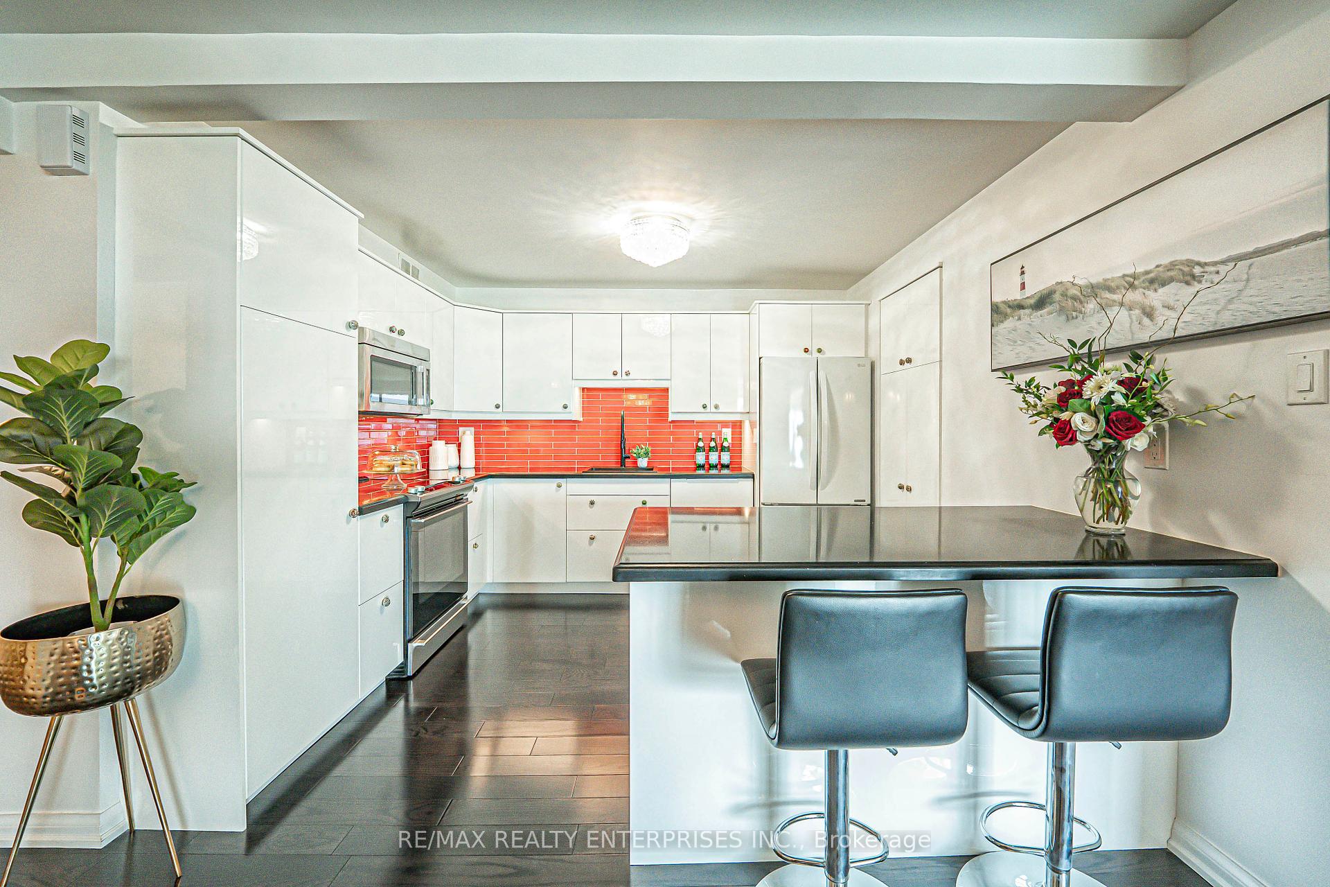 3 Bedrooms Condo at 1400 Dixie, Mississauga For sale