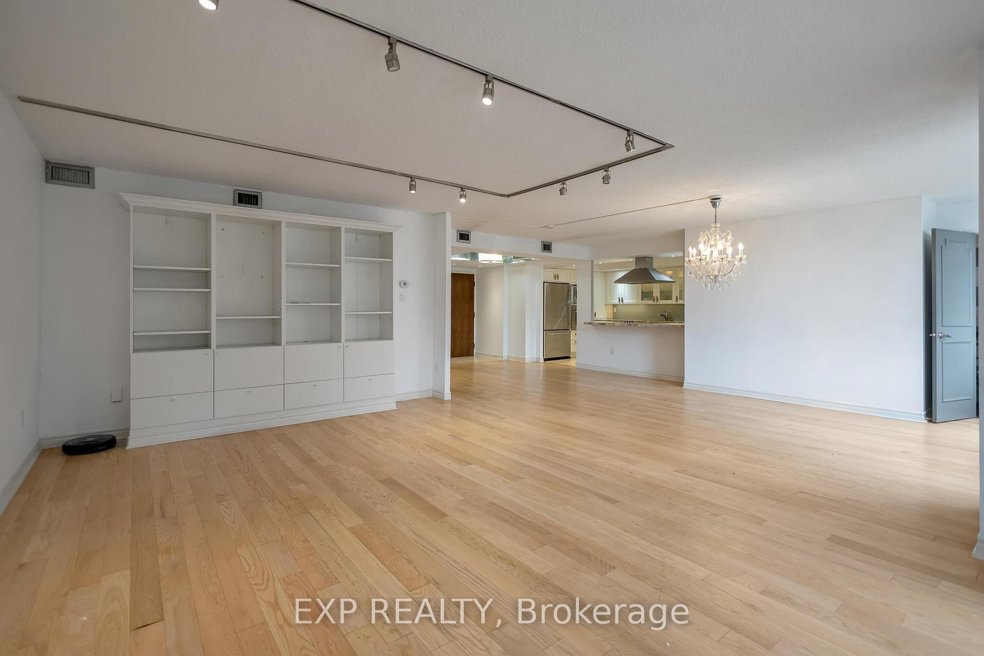2 Bedrooms Condo at 900 Yonge, Toronto For sale