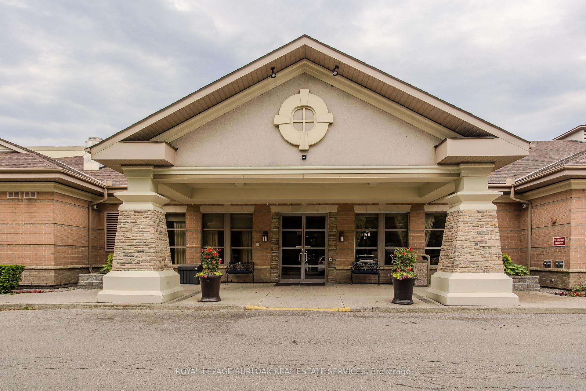 2 Bedrooms Condo at 100 Burloak, Burlington For sale