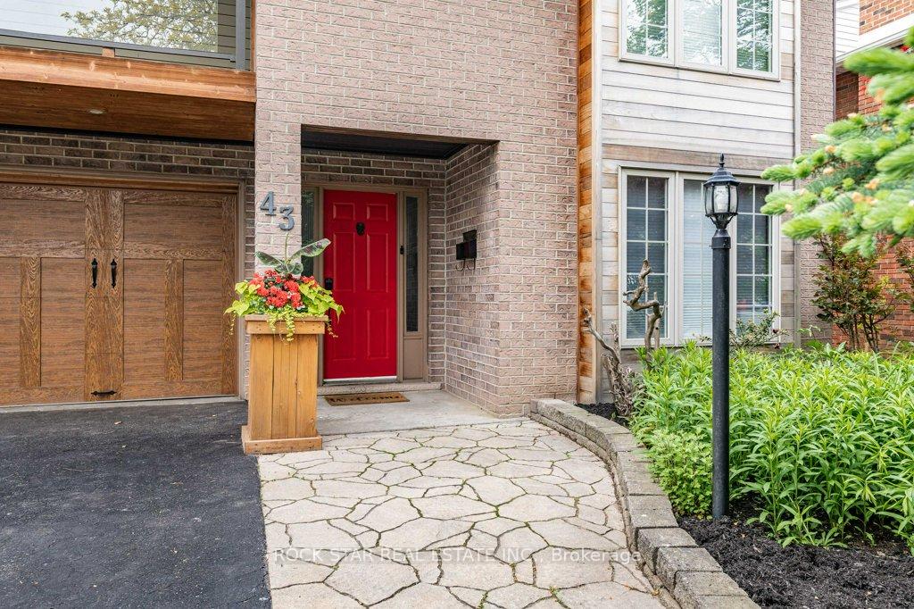 43 OCEANIC Drive, Hamilton, ON L8E 4H4