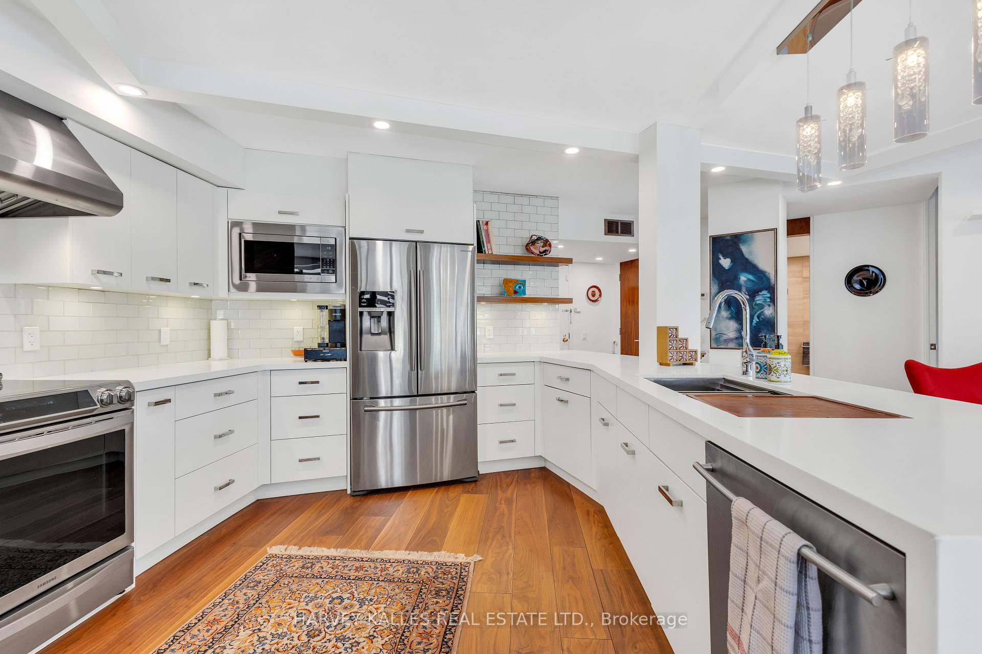 2 Bedrooms Condo at 1331 Bay, Toronto For sale