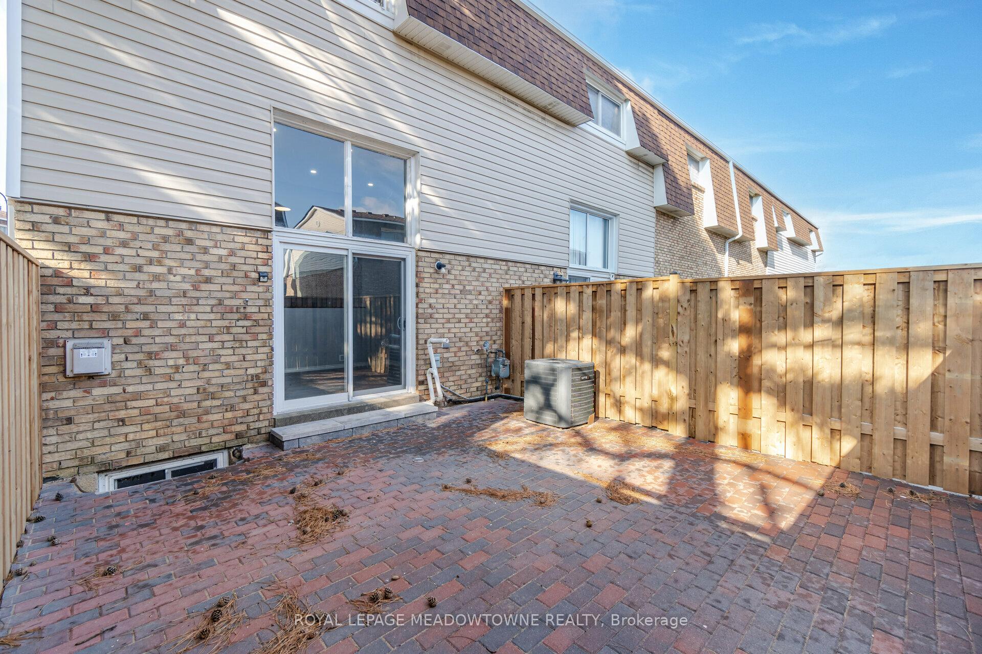 3 Bedrooms Condo at 11 Harrisford, Hamilton For sale