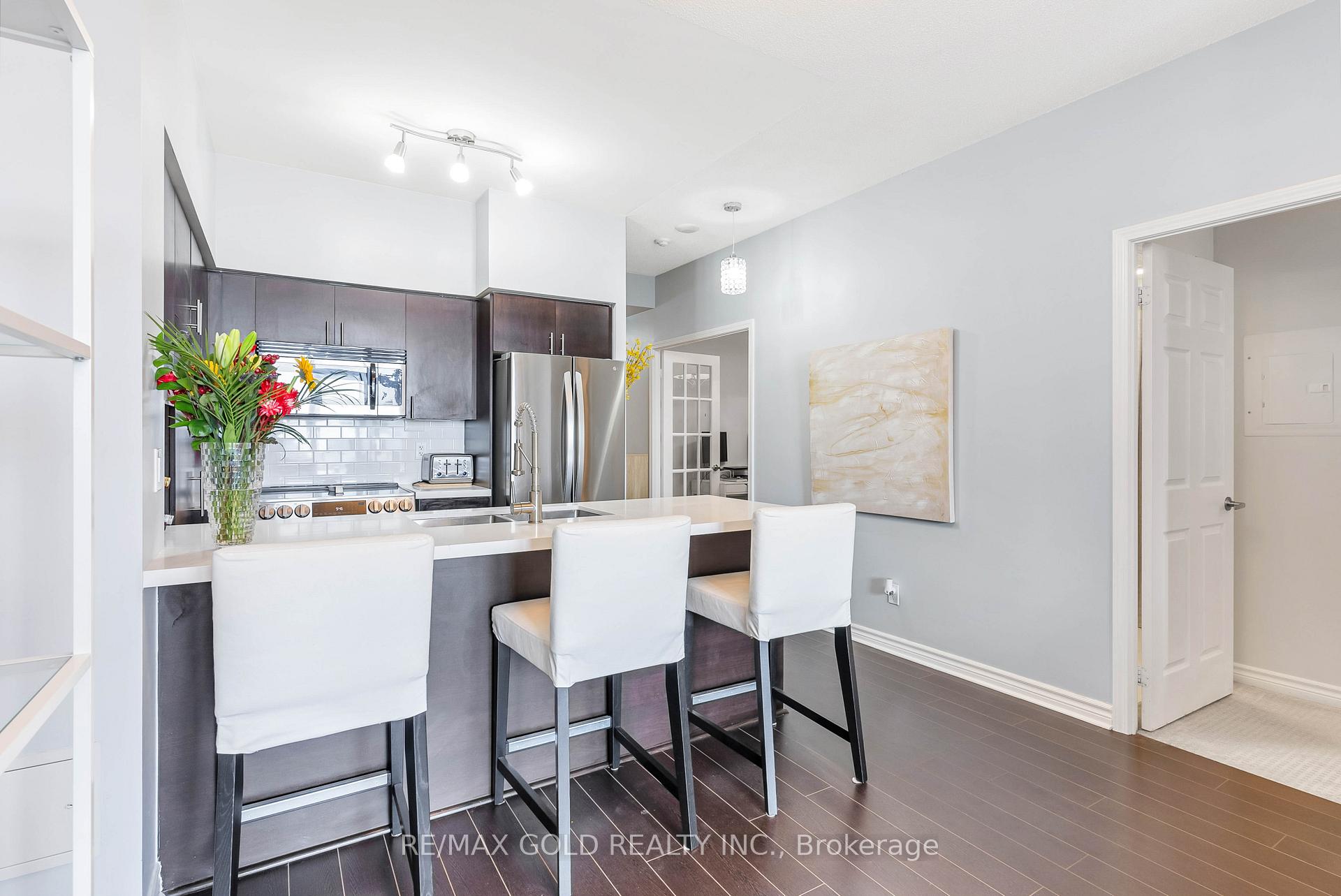 2 Bedrooms Condo at 388 Prince Of Wales, Mississauga For sale