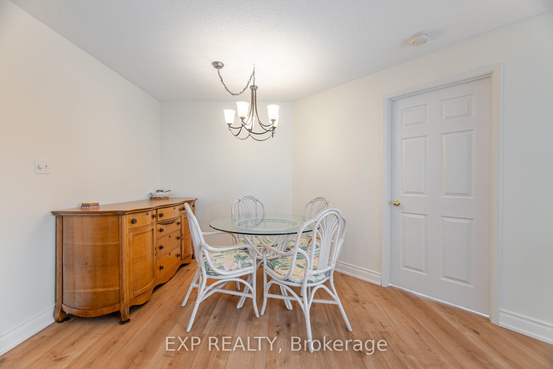 2 Bedrooms Condo at 216 Plains, Burlington For sale