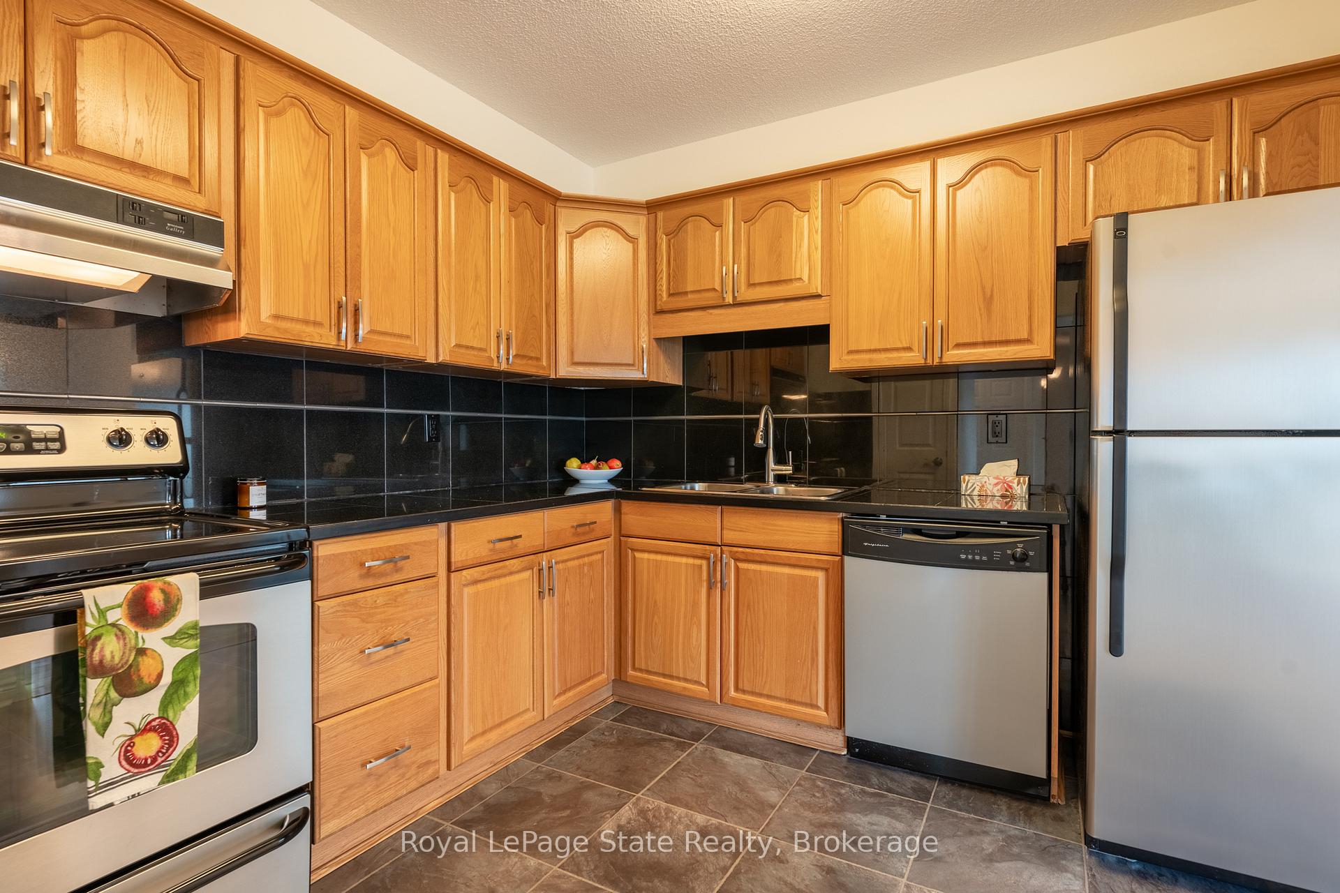 2 Bedrooms Condo at 500 Green,  Hamilton For sale