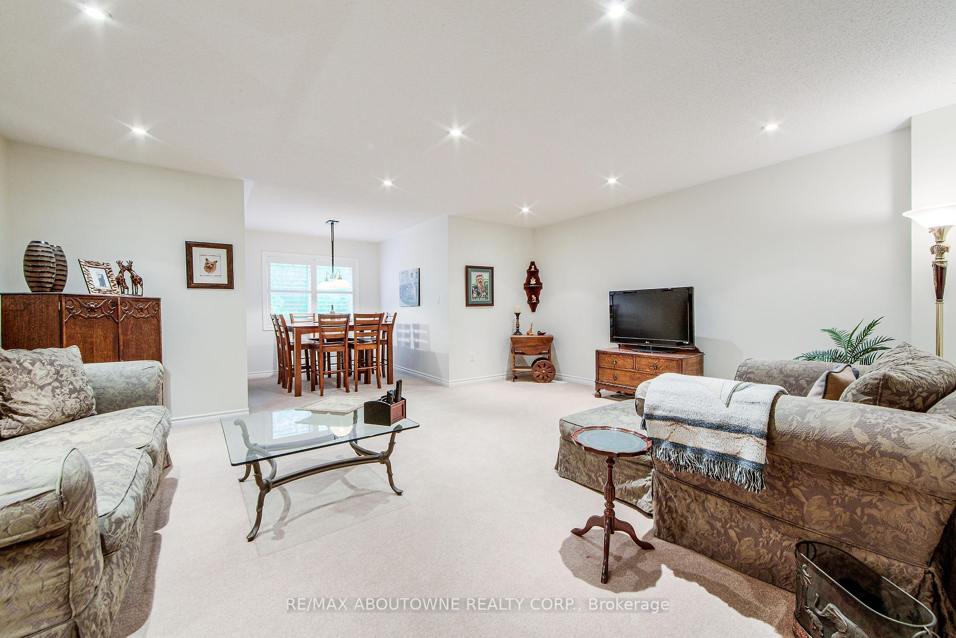 4 Bedrooms Condo at 300 Ravineview, Oakville For sale