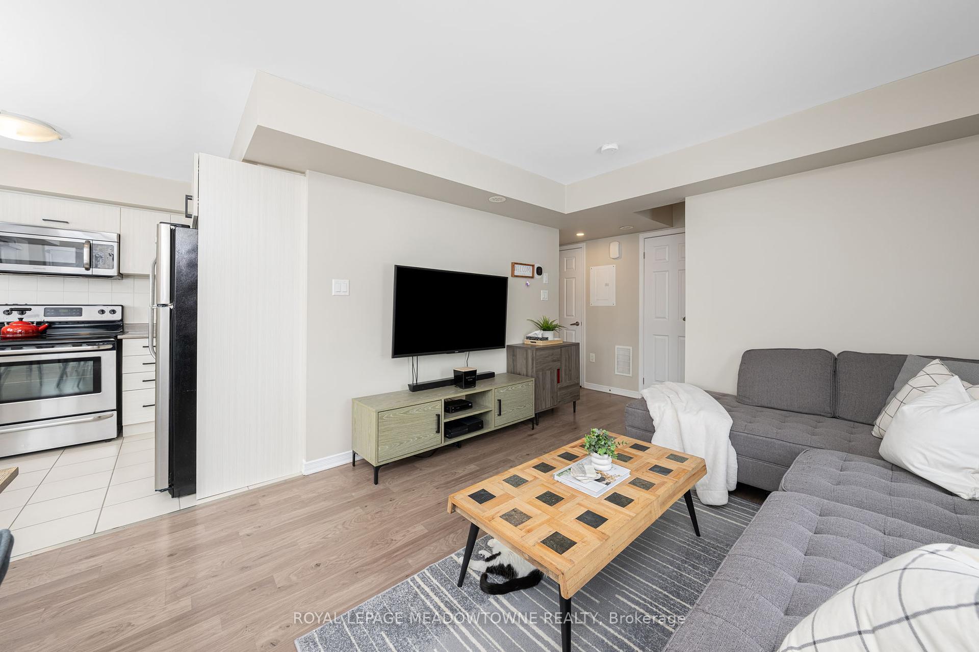 3 Bedrooms Condo at 2441 Greenwich, Oakville For sale