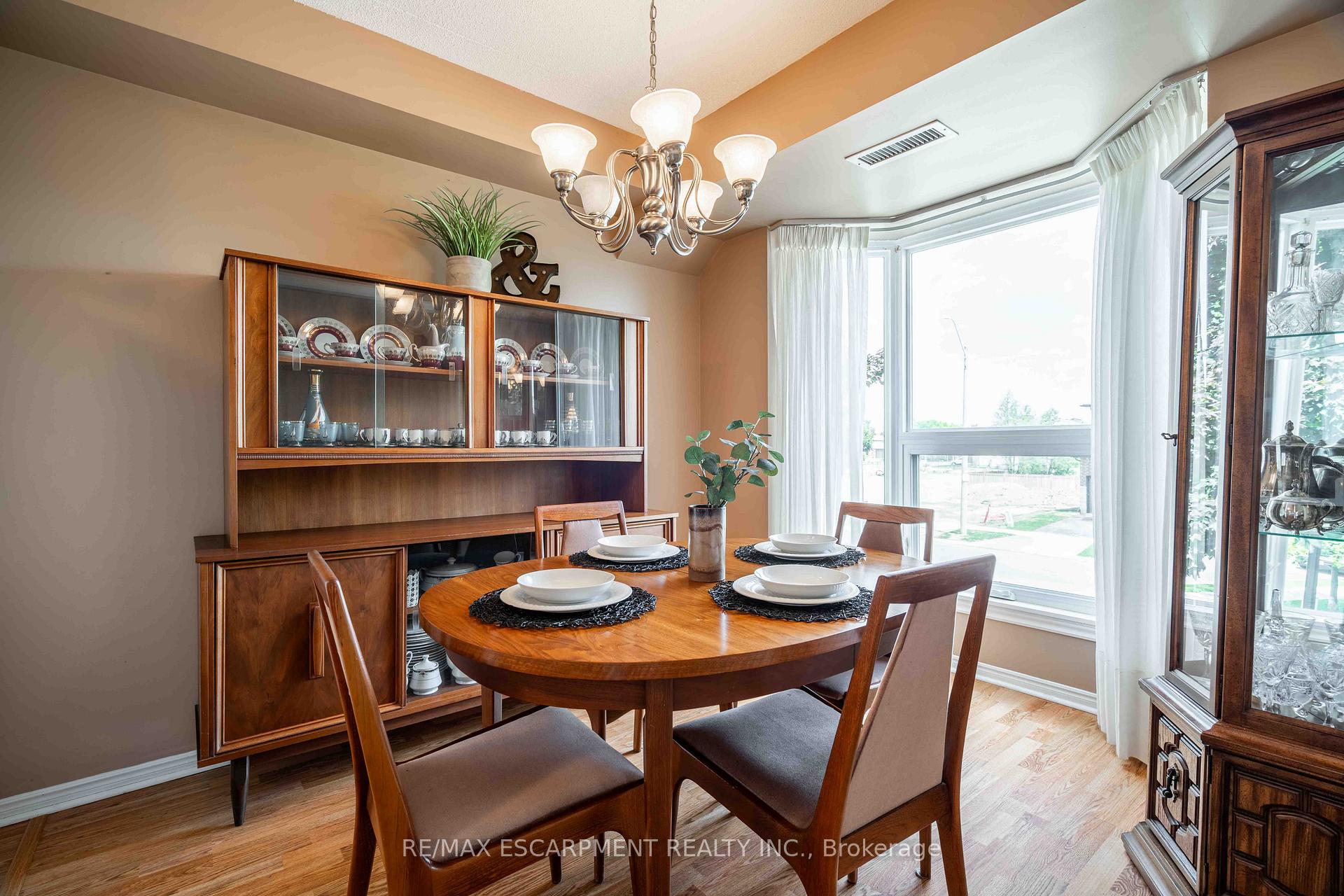 2 Bedrooms Condo at 416 Limeridge, Hamilton For sale