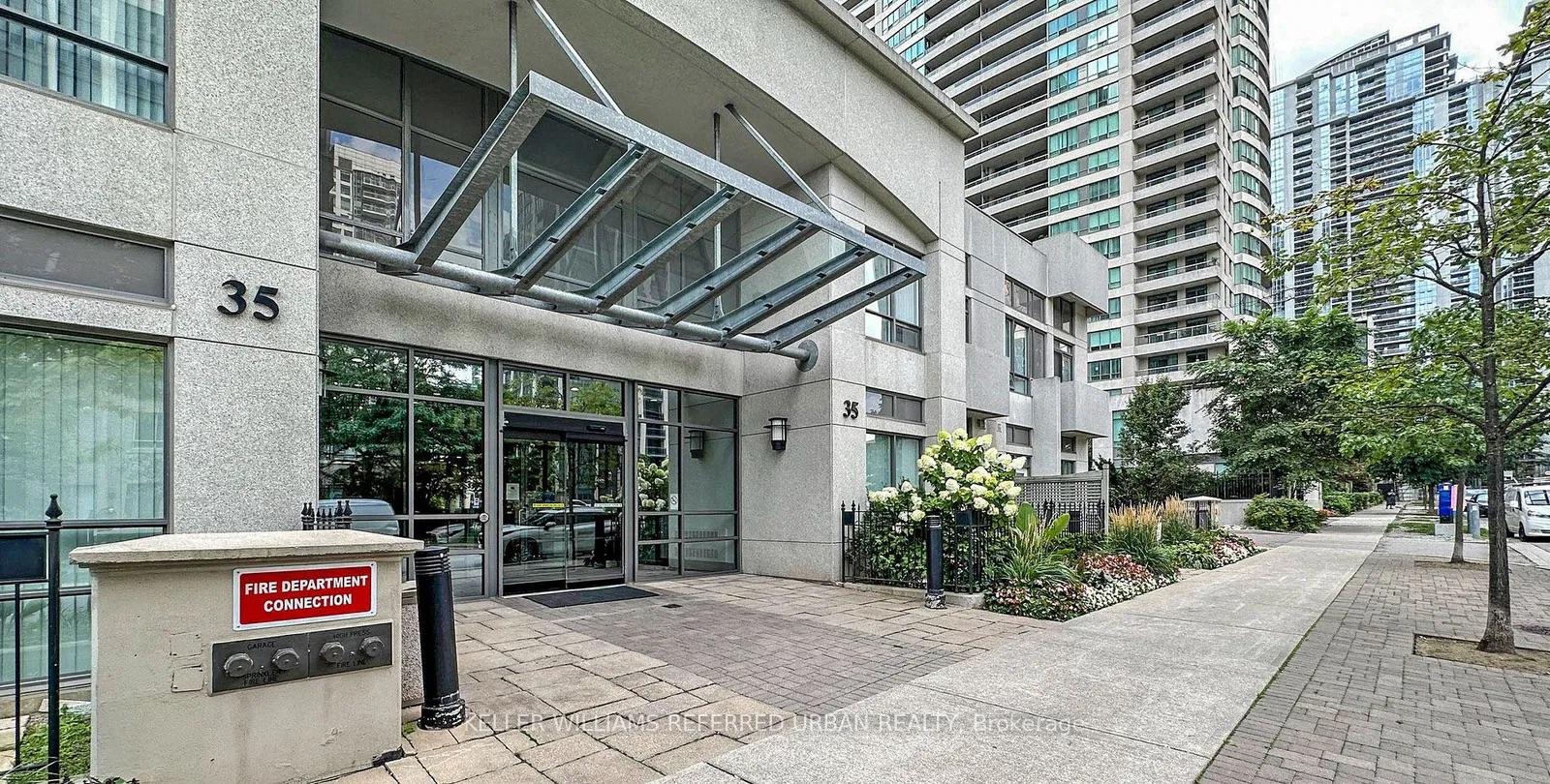 2 Bedrooms Condo at 35 Hollywood, Toronto For sale