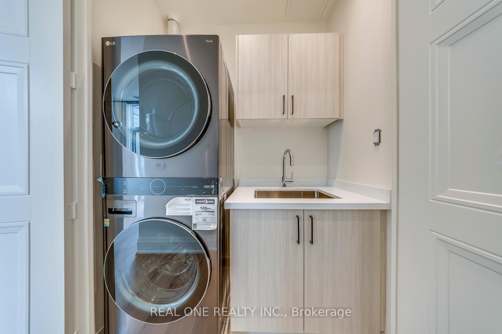 3 Bedrooms Condo at 509 Dundas, Oakville For sale