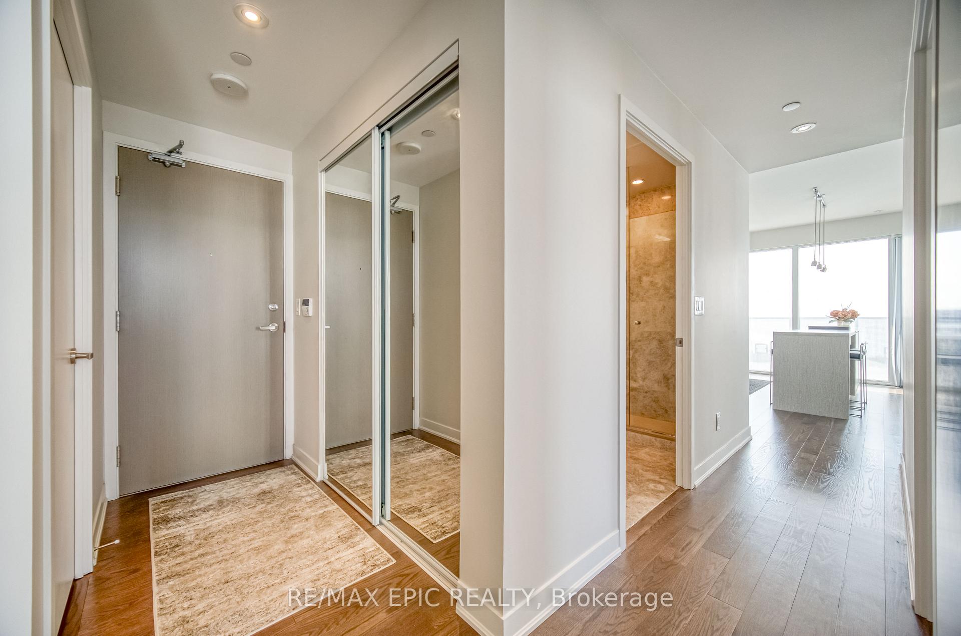 3 Bedrooms Condo at 88 Harbour,  Toronto For sale