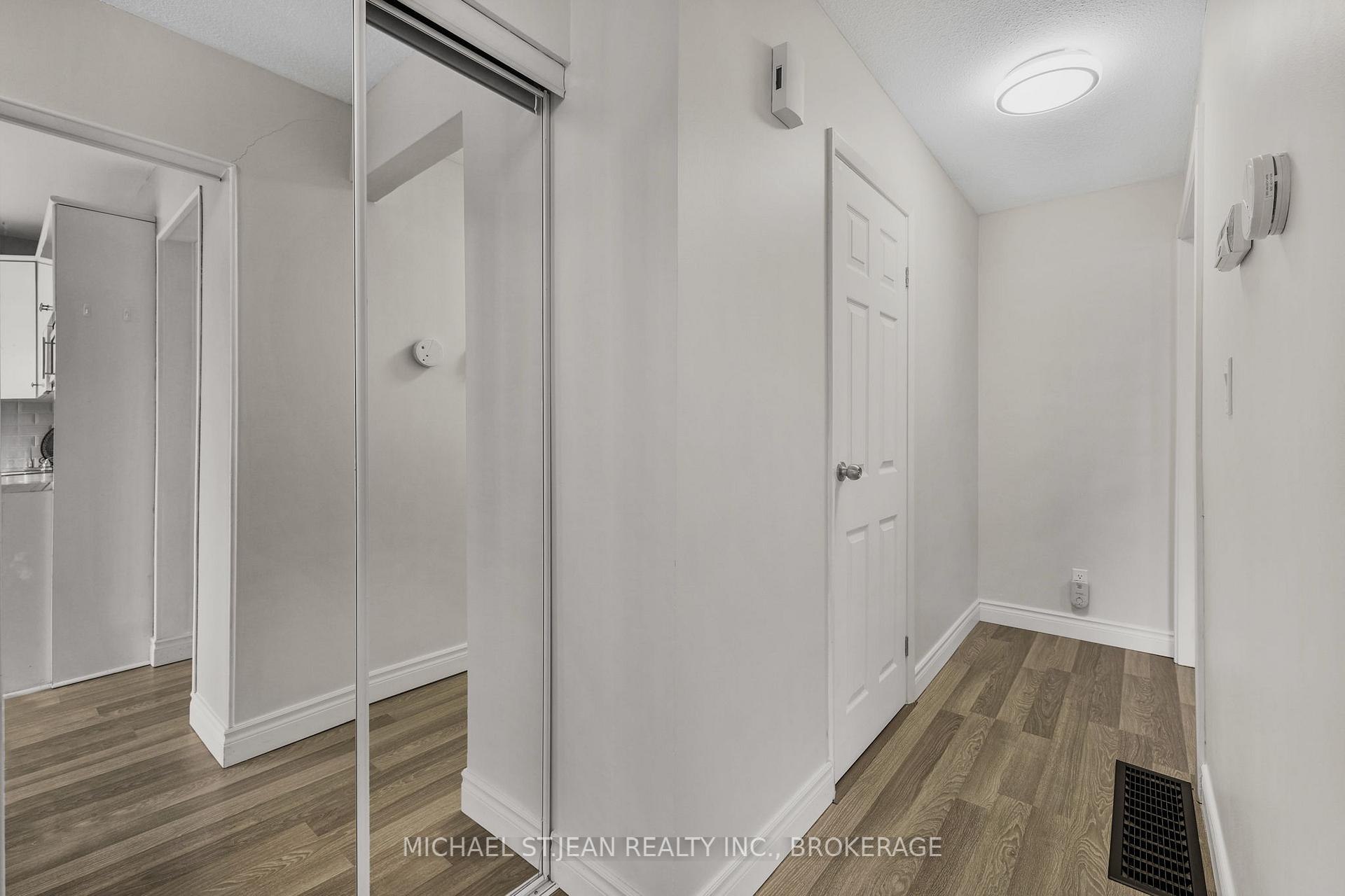 3 Bedrooms Condo at 1115 Paramount,  Hamilton For sale