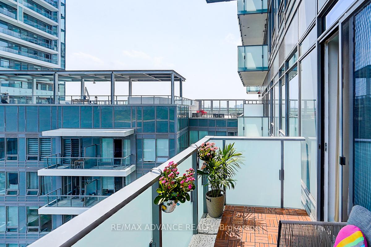 2 Bedrooms Condo at 7 Golden Lion, Toronto For sale
