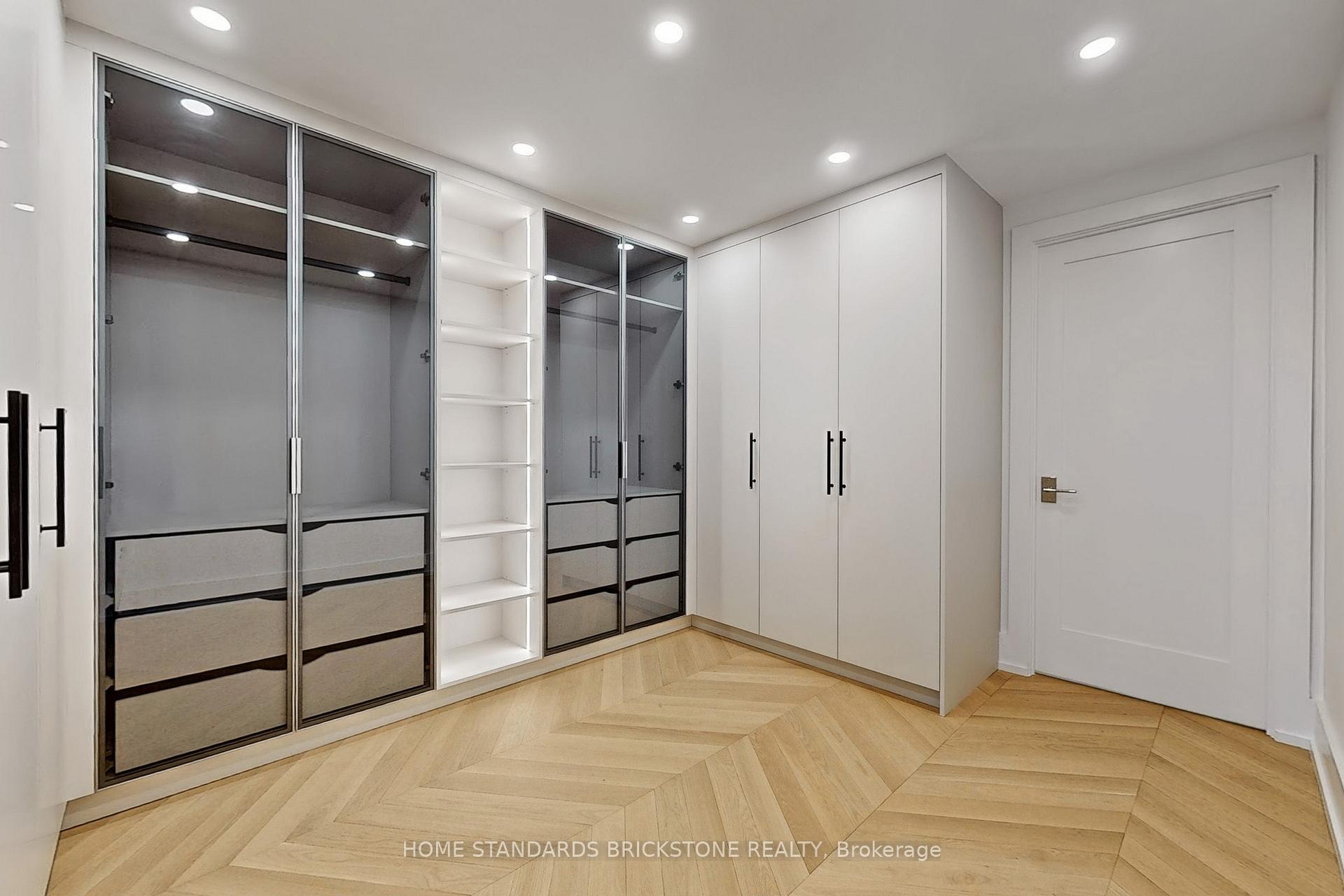 2 Bedrooms Condo at 110 Bloor, Toronto For sale