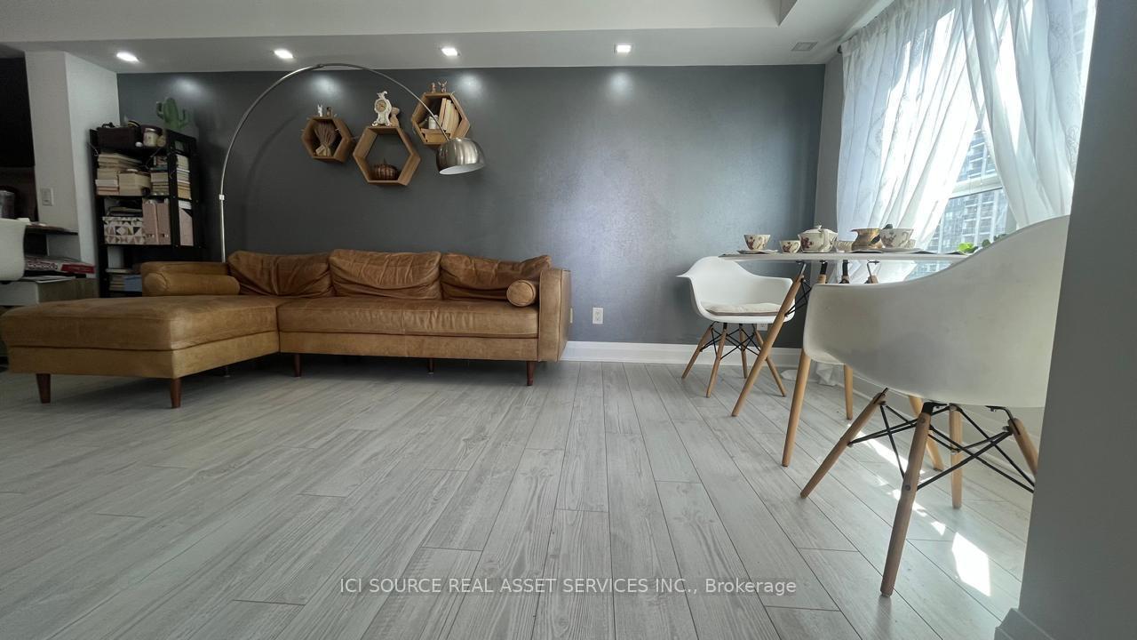 2 Bedrooms Condo at 20 North Park, Vaughan For sale