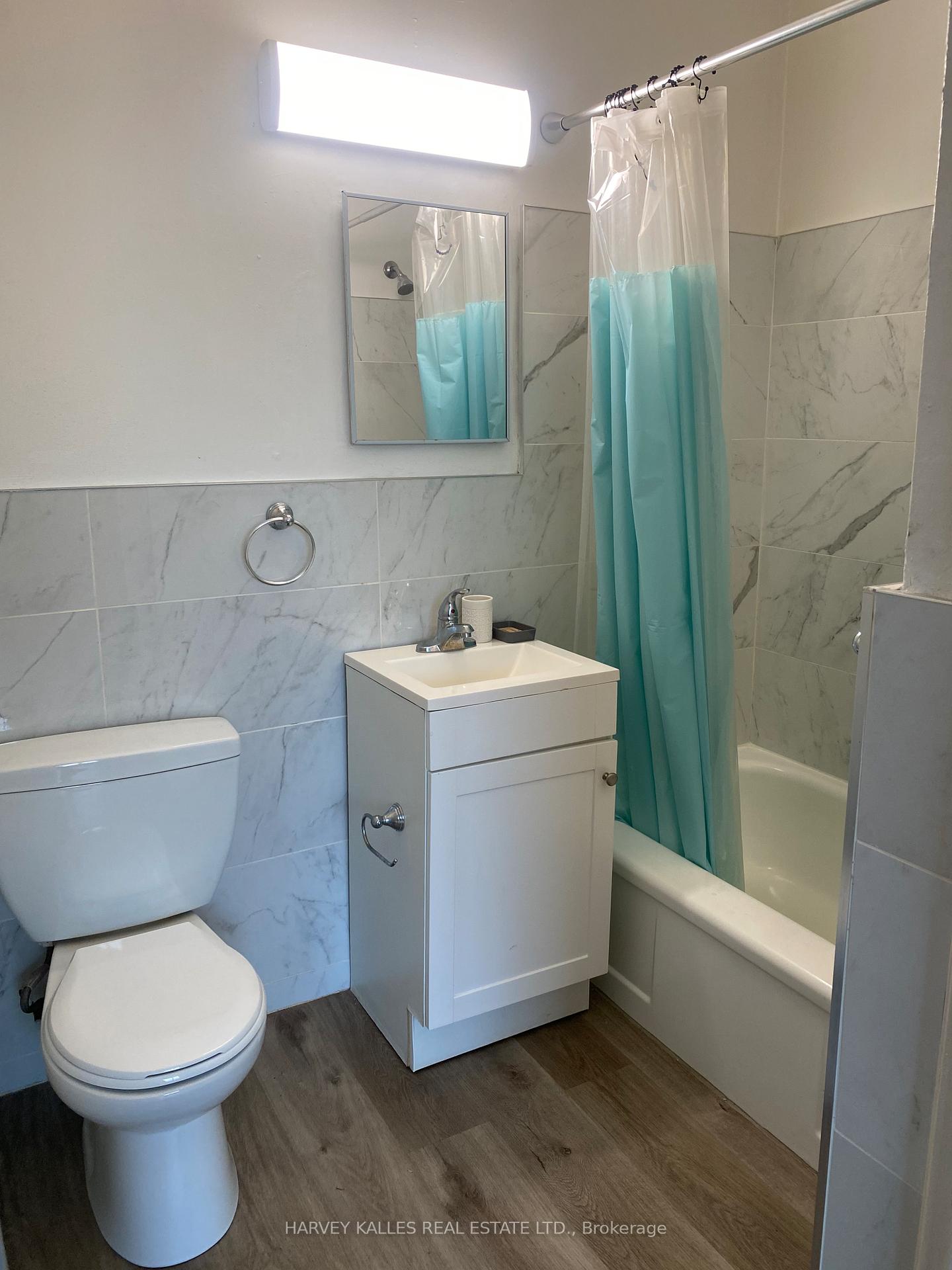 1582 Bathurst Street 211