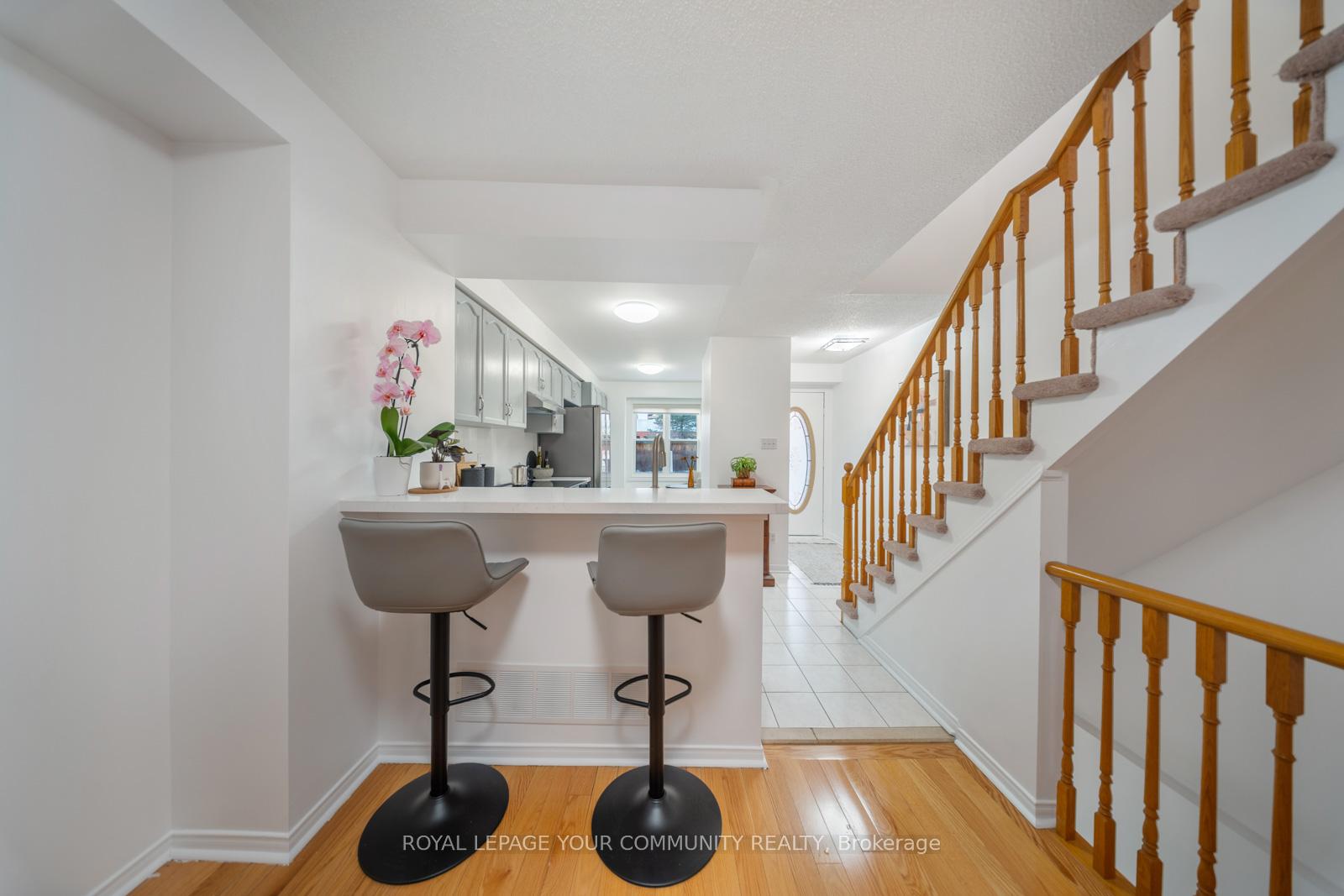 3 Bedrooms Condo at 5865 Dalebrook, Mississauga For sale