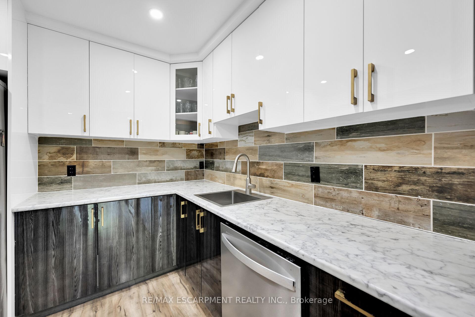 4 Bedrooms Condo at 134 Terni, Hamilton For sale