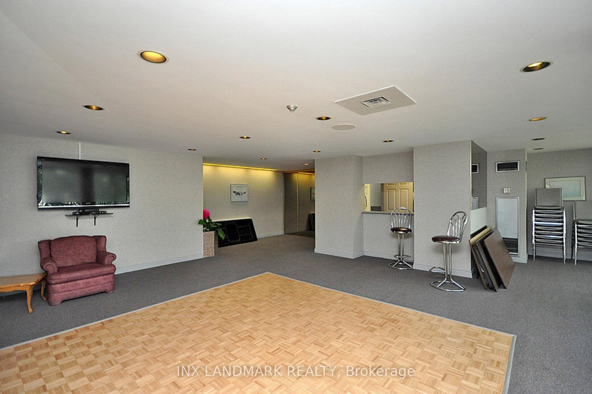 3 Bedrooms Condo at 330 Rathburn, Mississauga For sale