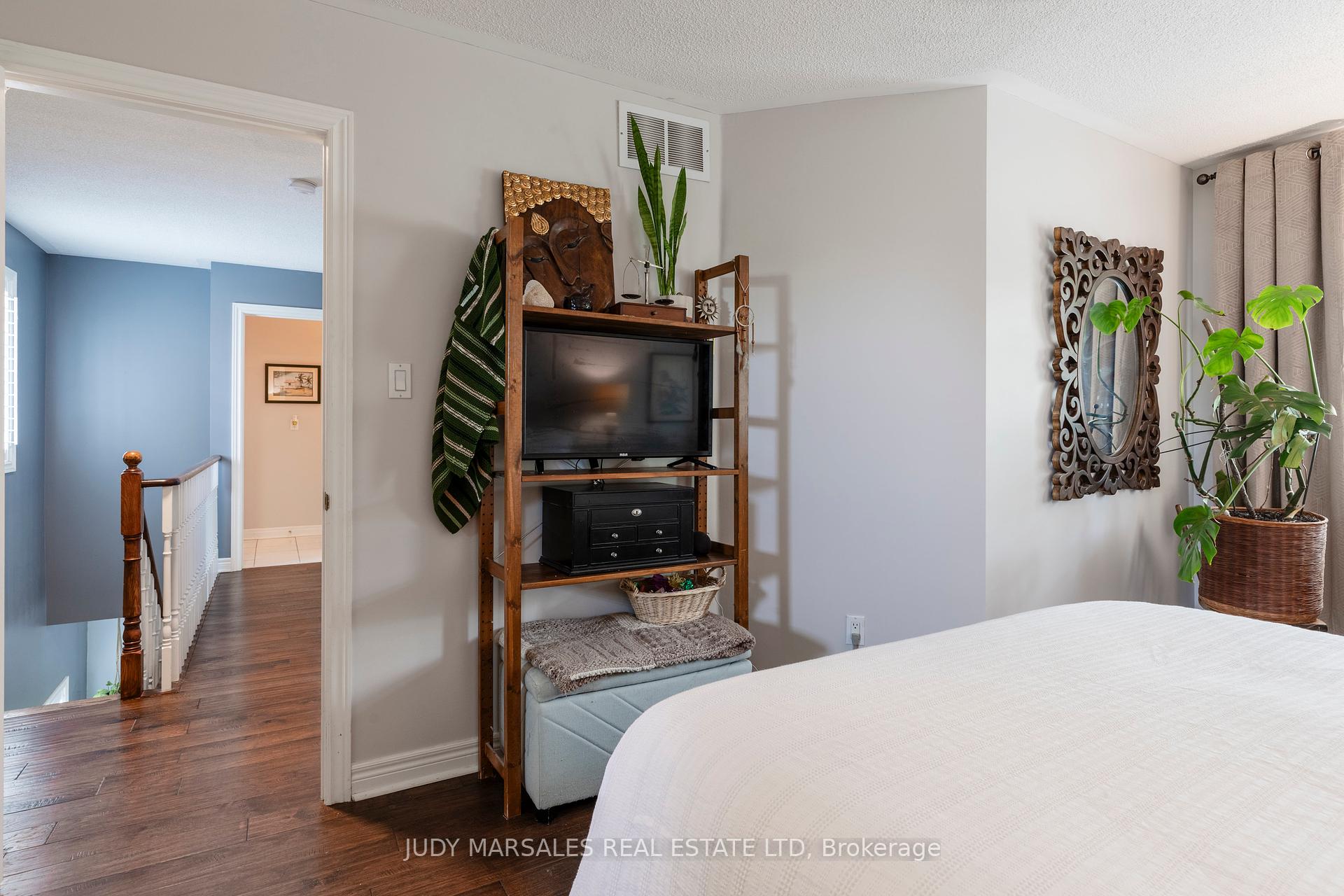 3 Bedrooms Condo at 100 Beddoe, Hamilton For sale