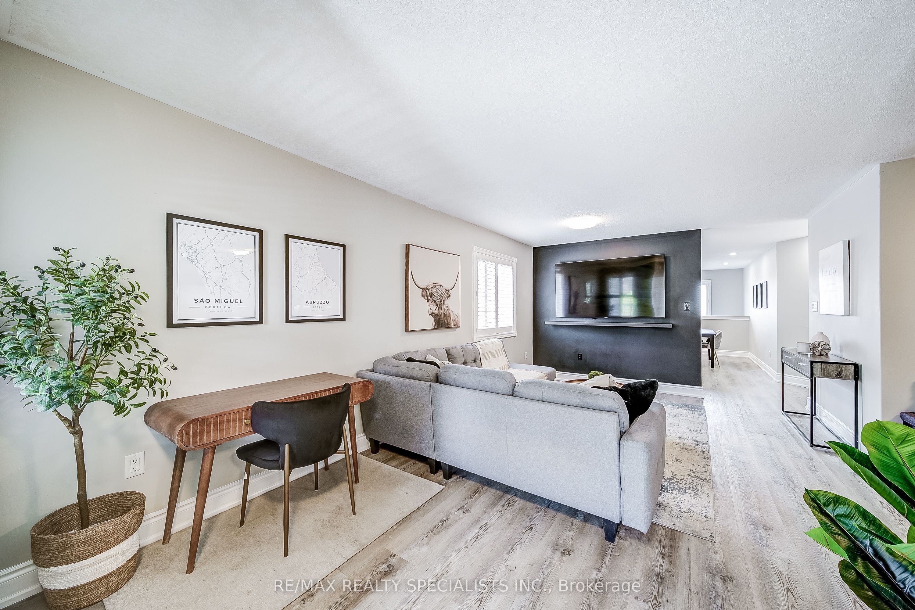 8 Wyman Crescent