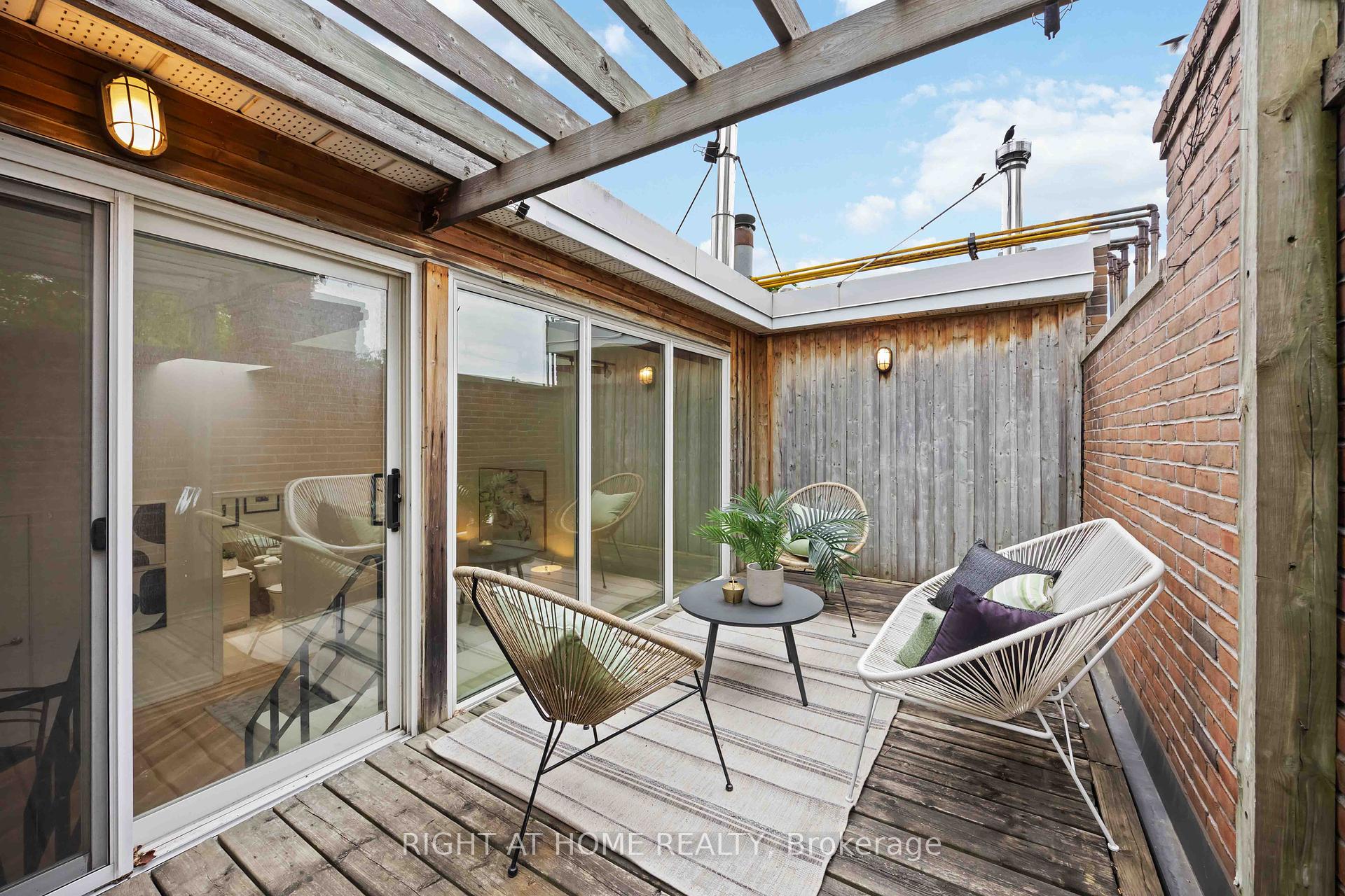 1 Bedroom Condo at 110 Hepbourne, Toronto For sale