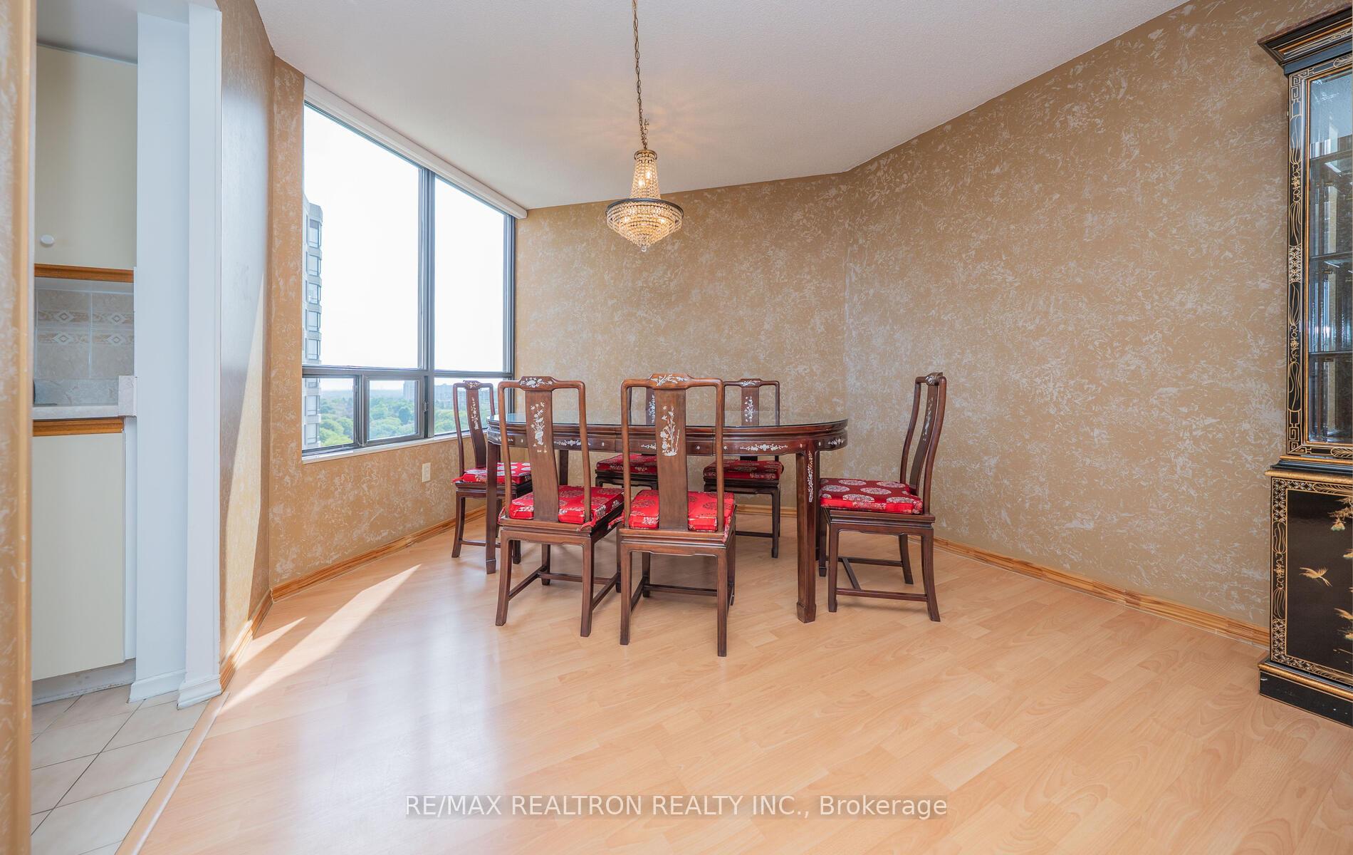 2 Bedrooms Condo at 7420 Bathurst, Vaughan For sale