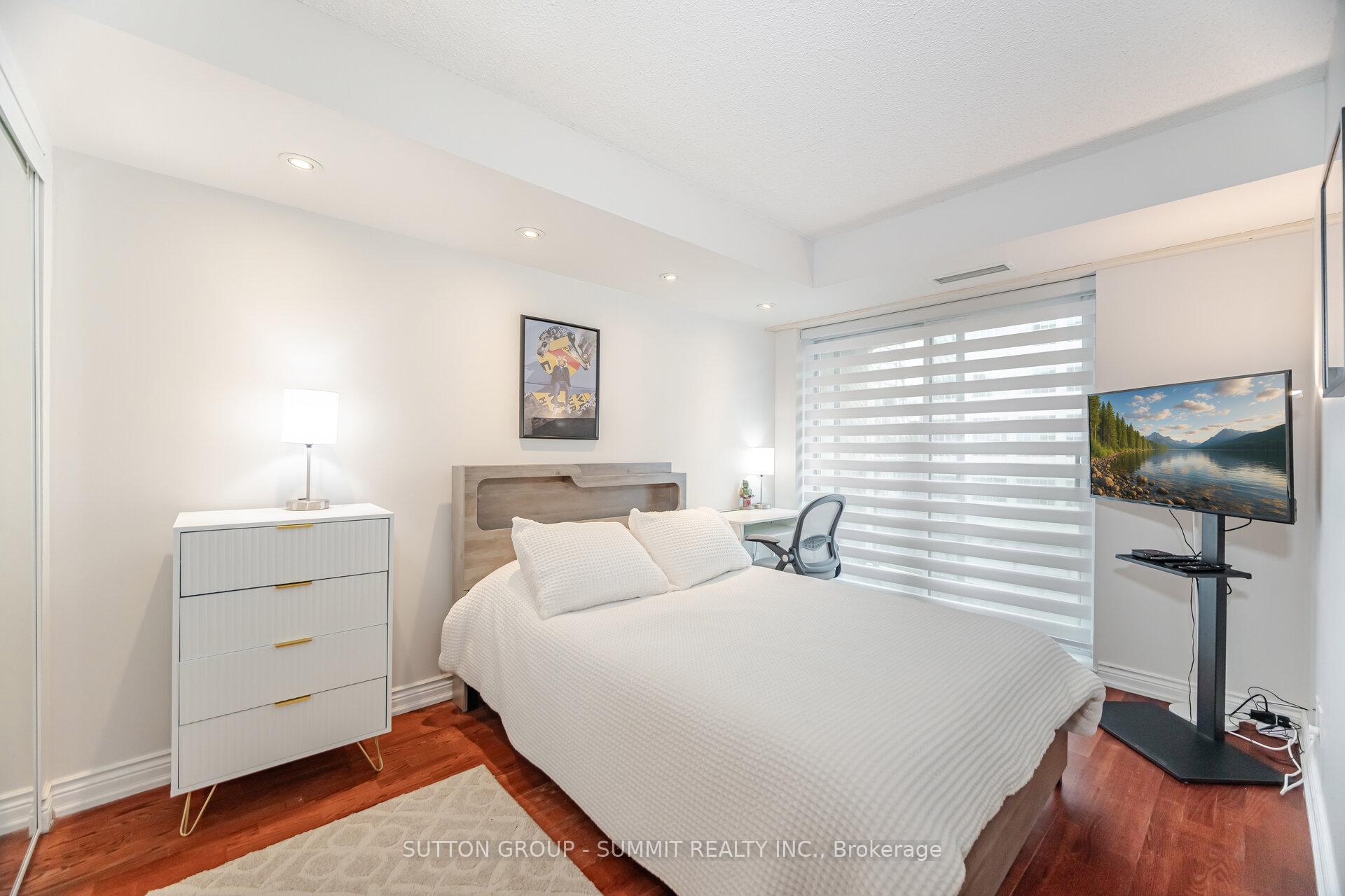 2 Bedrooms Condo at 8 Park, Toronto For sale
