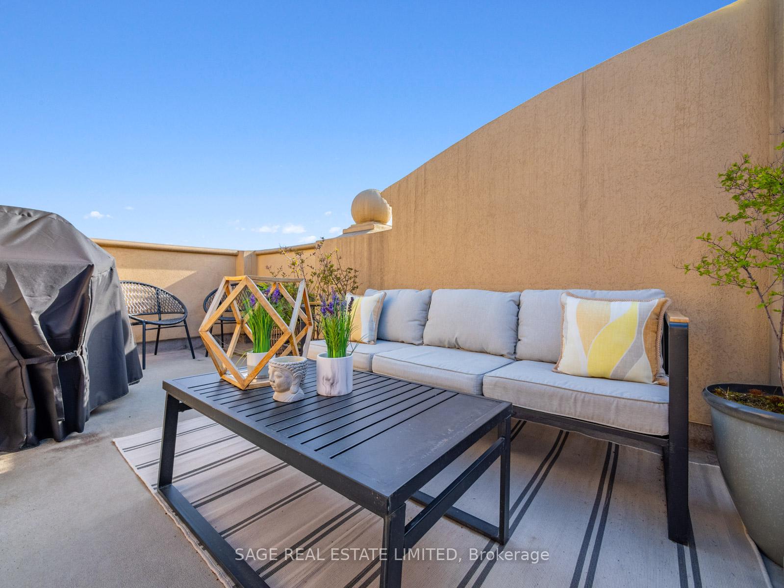 2 Bedrooms Condo at 78 Carr, Toronto For sale