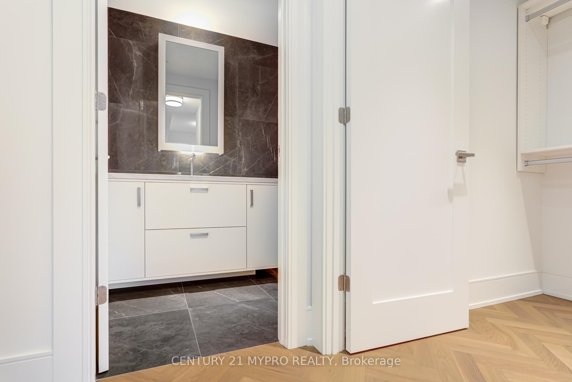 3 Bedrooms Condo at 455 Wellington,  Toronto For sale