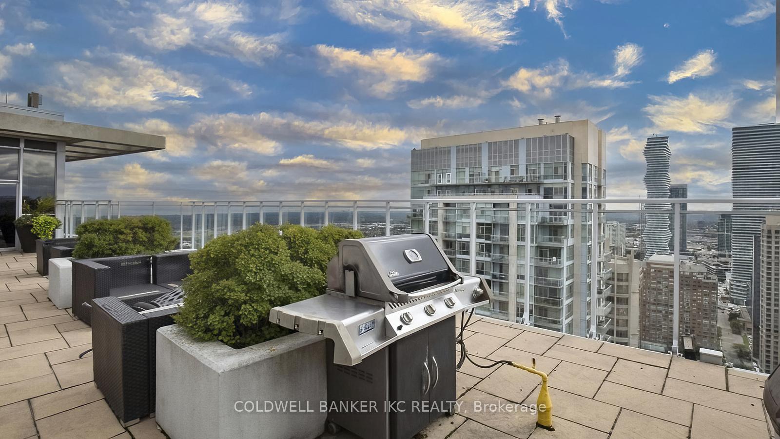 2 Bedrooms Condo at 223 Webb, Mississauga For sale