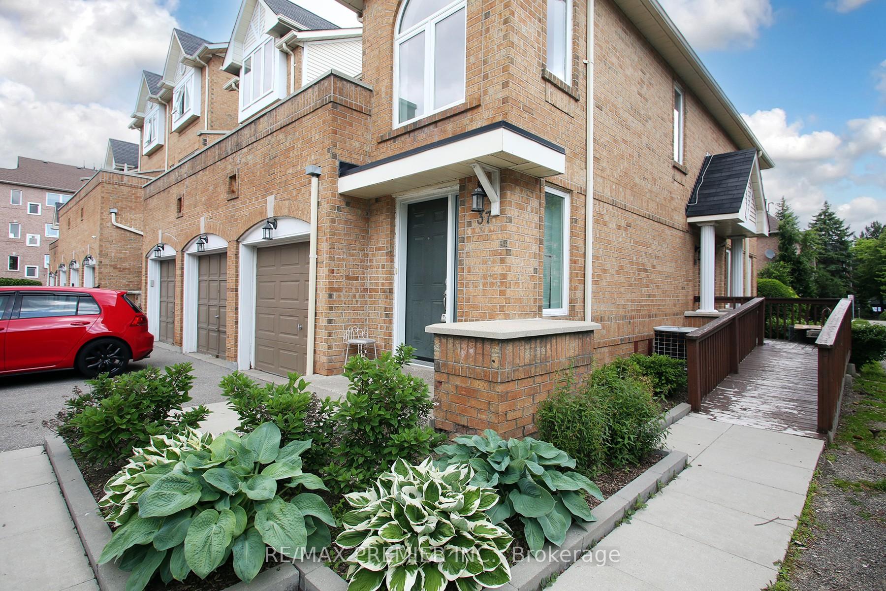 3 Bedrooms Condo at 45 Bristol, Mississauga For sale