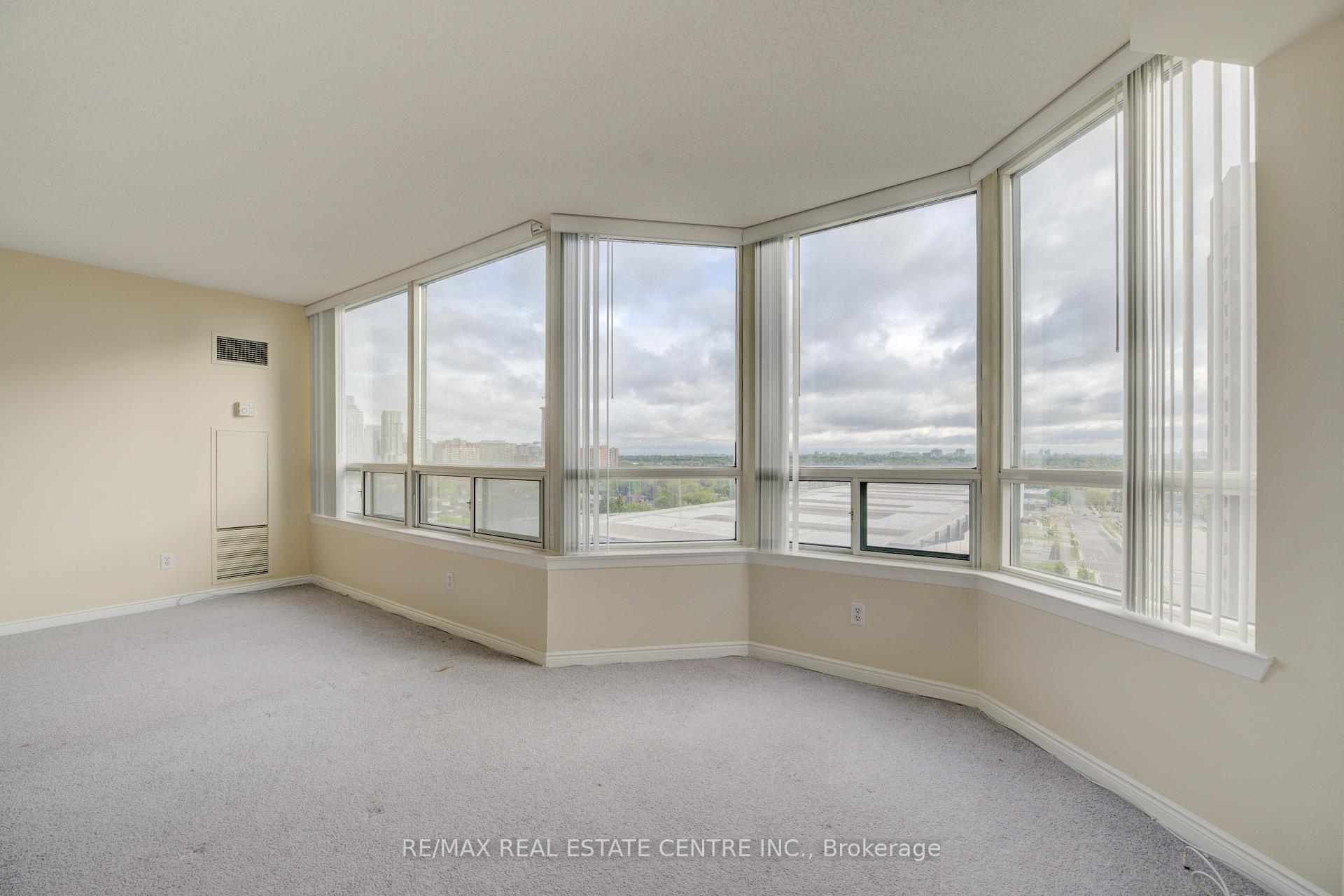 2 Bedrooms Condo at 135 Hillcrest, Mississauga For sale