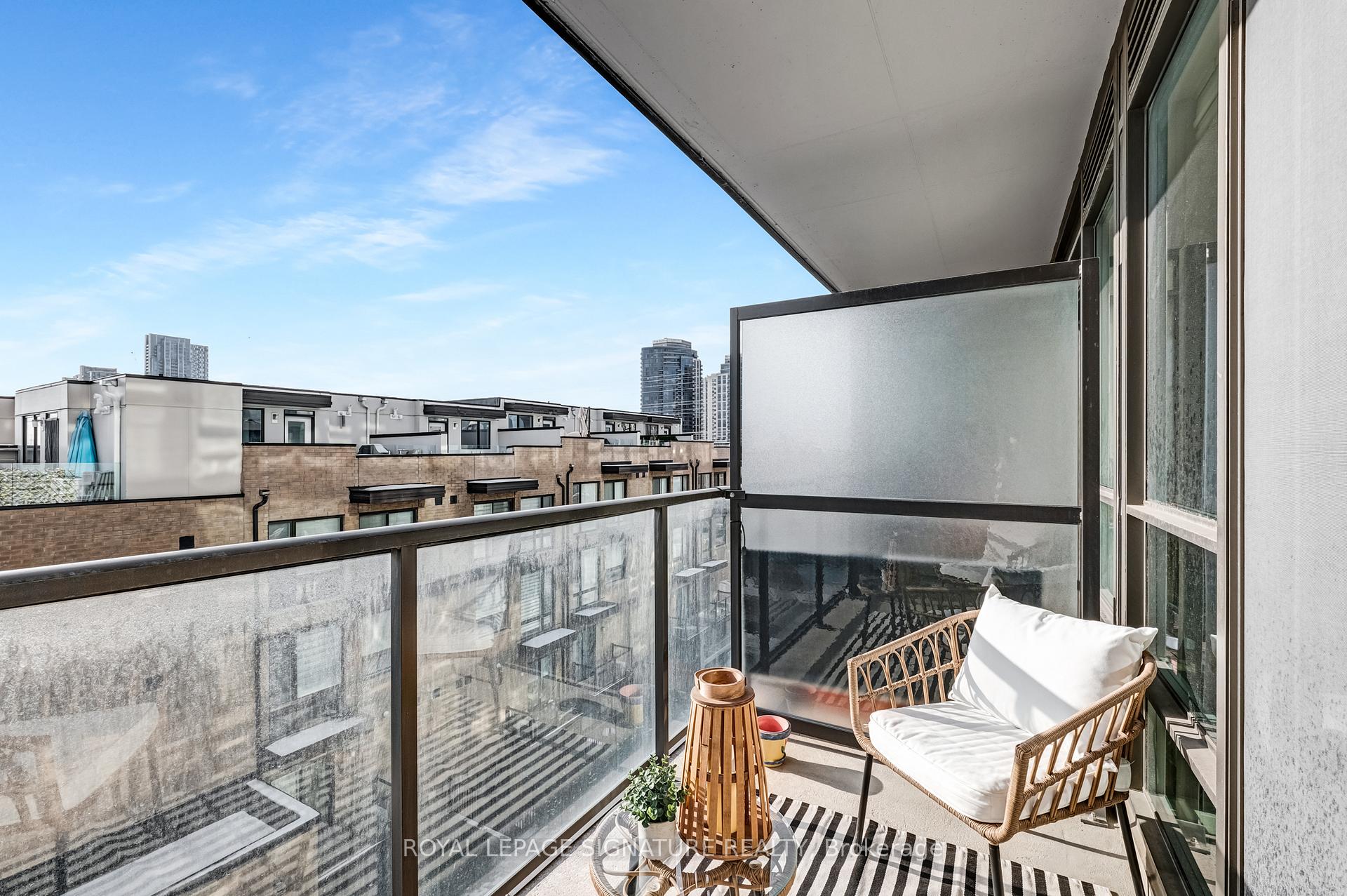2 Bedrooms Condo at 8 Fieldway, Toronto For sale