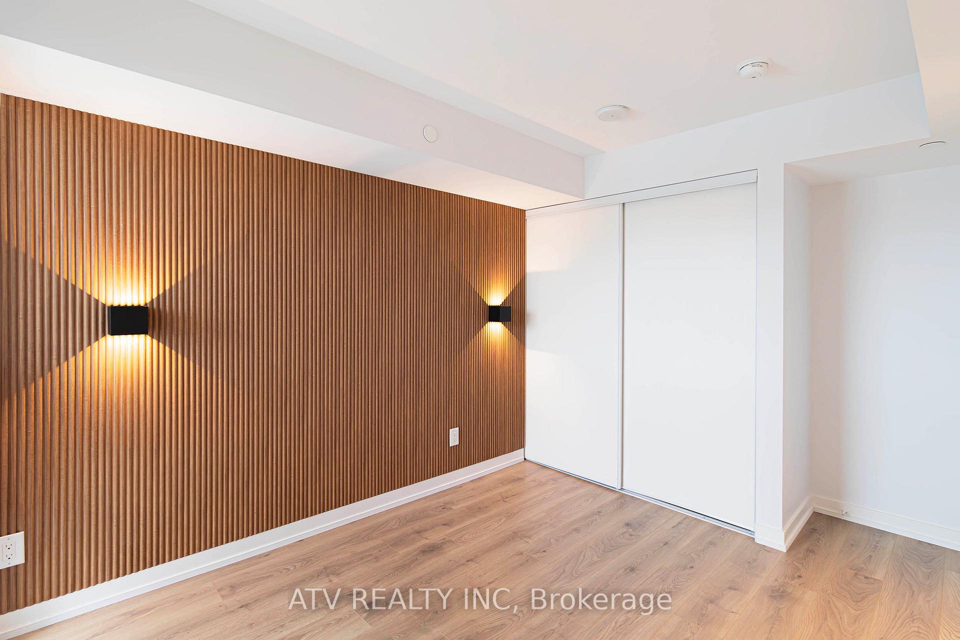 2 Bedrooms Condo at 160 Flemington, Toronto For sale