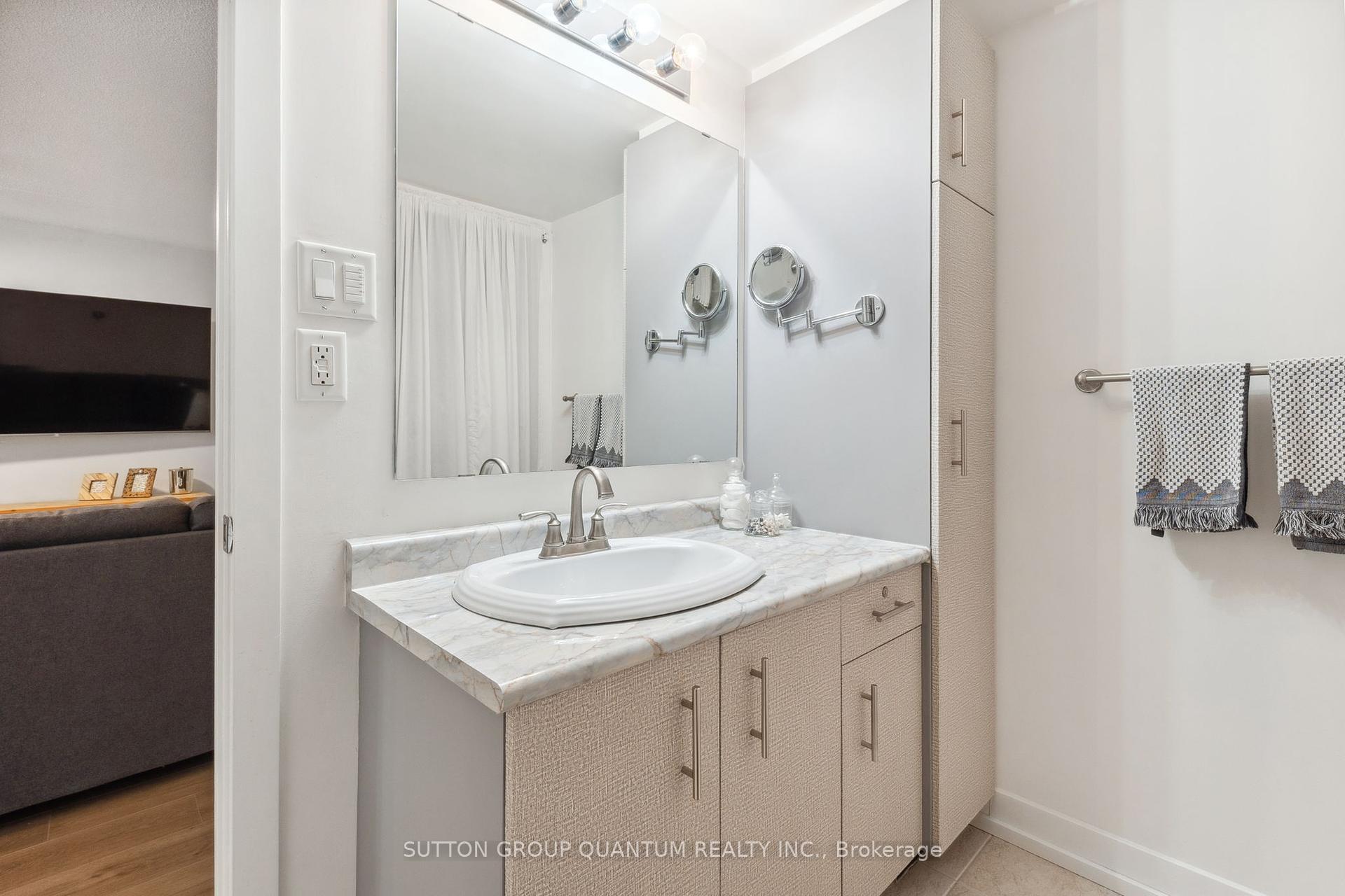 2 Bedrooms Condo at 4003 Kilmer, Burlington For sale