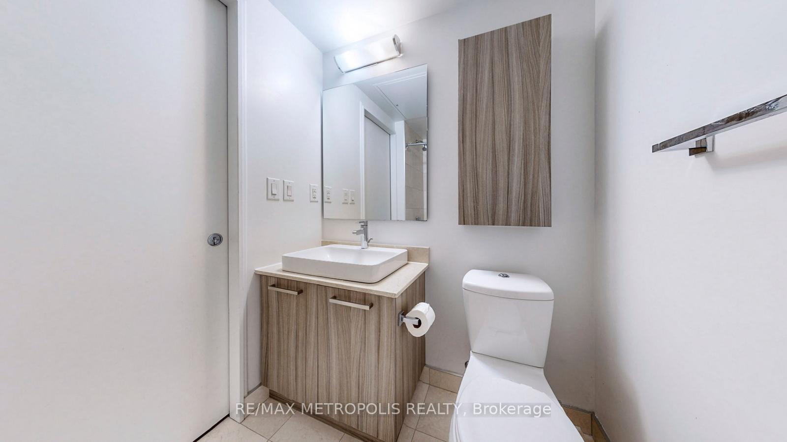 2 Bedrooms Condo at 12 York,  Toronto For sale