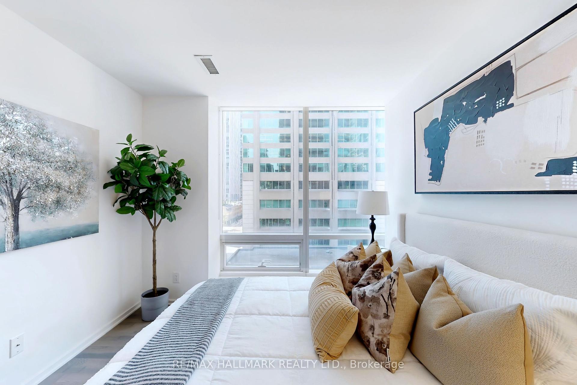 3 Bedrooms Condo at 1 Bloor,  Toronto For sale