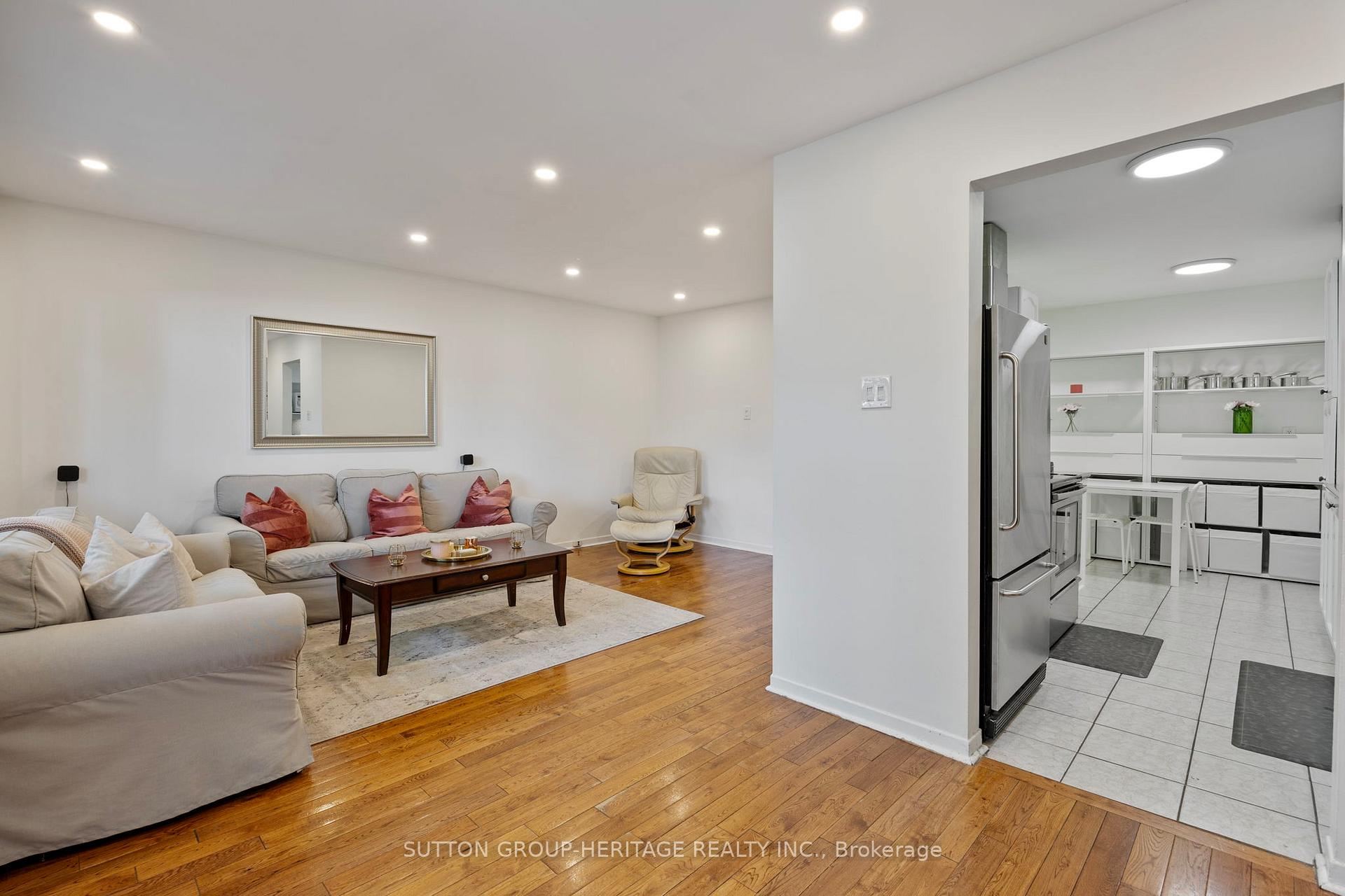 4 Bedrooms Condo at 40 Dundalk, Toronto For sale