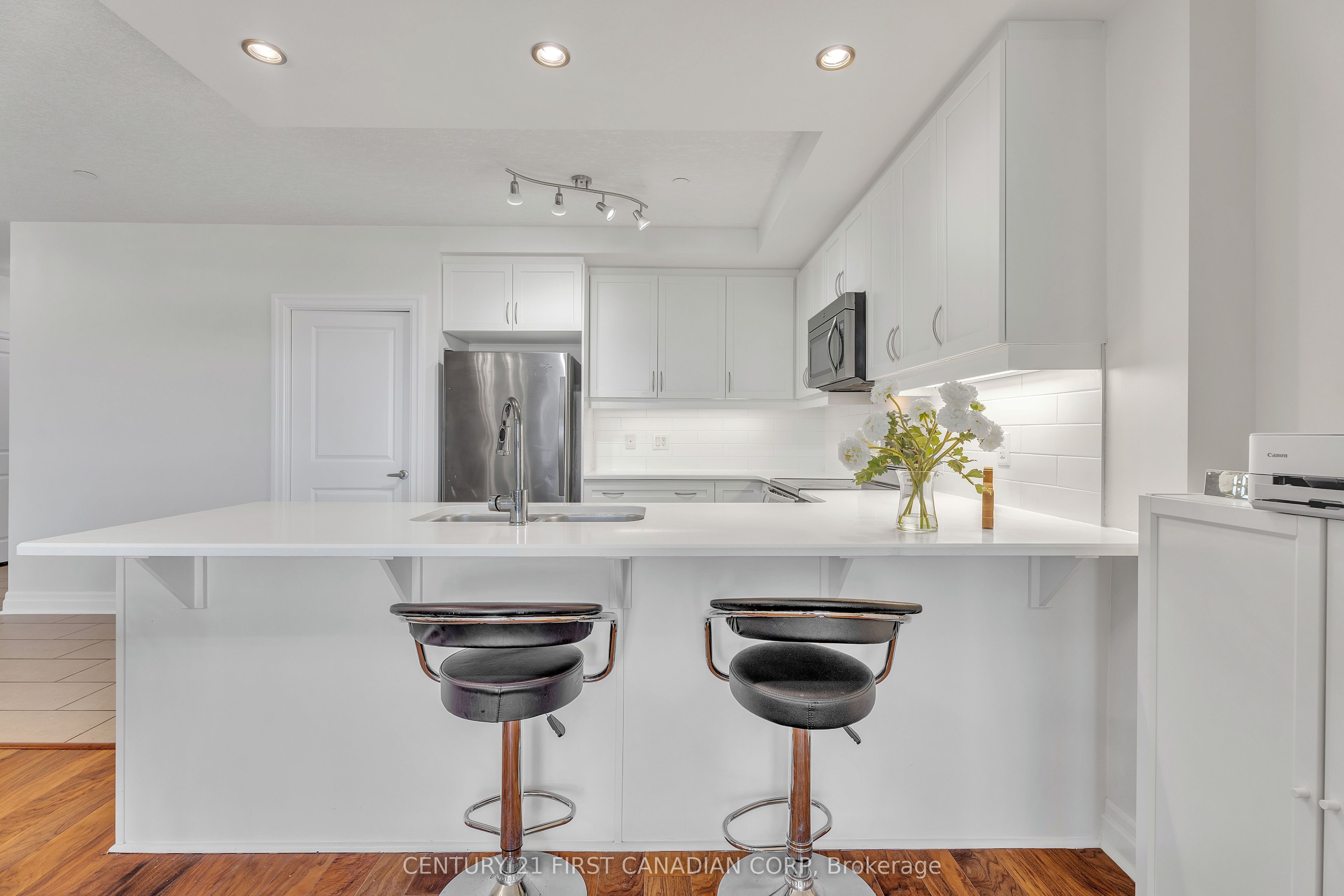 240 Villagewalk Boulevard, #812