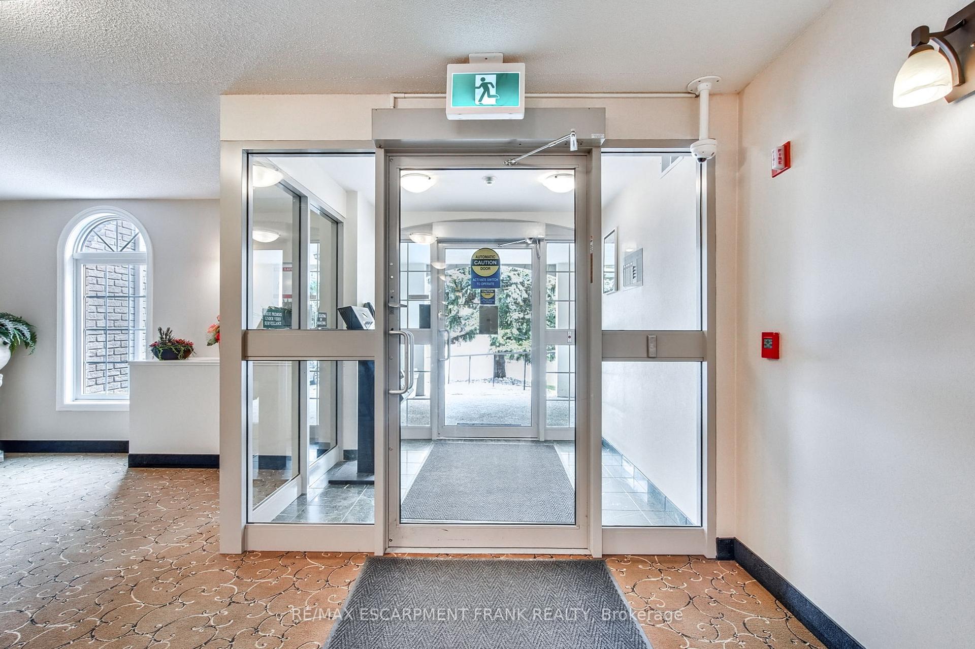 2 Bedrooms Condo at 970 Golf Links,  Hamilton For sale