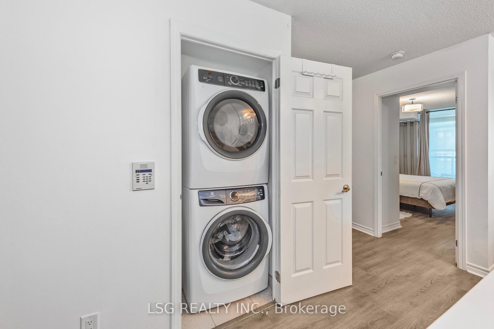2 Bedrooms Condo at 19 Grand Trunk, Toronto For sale