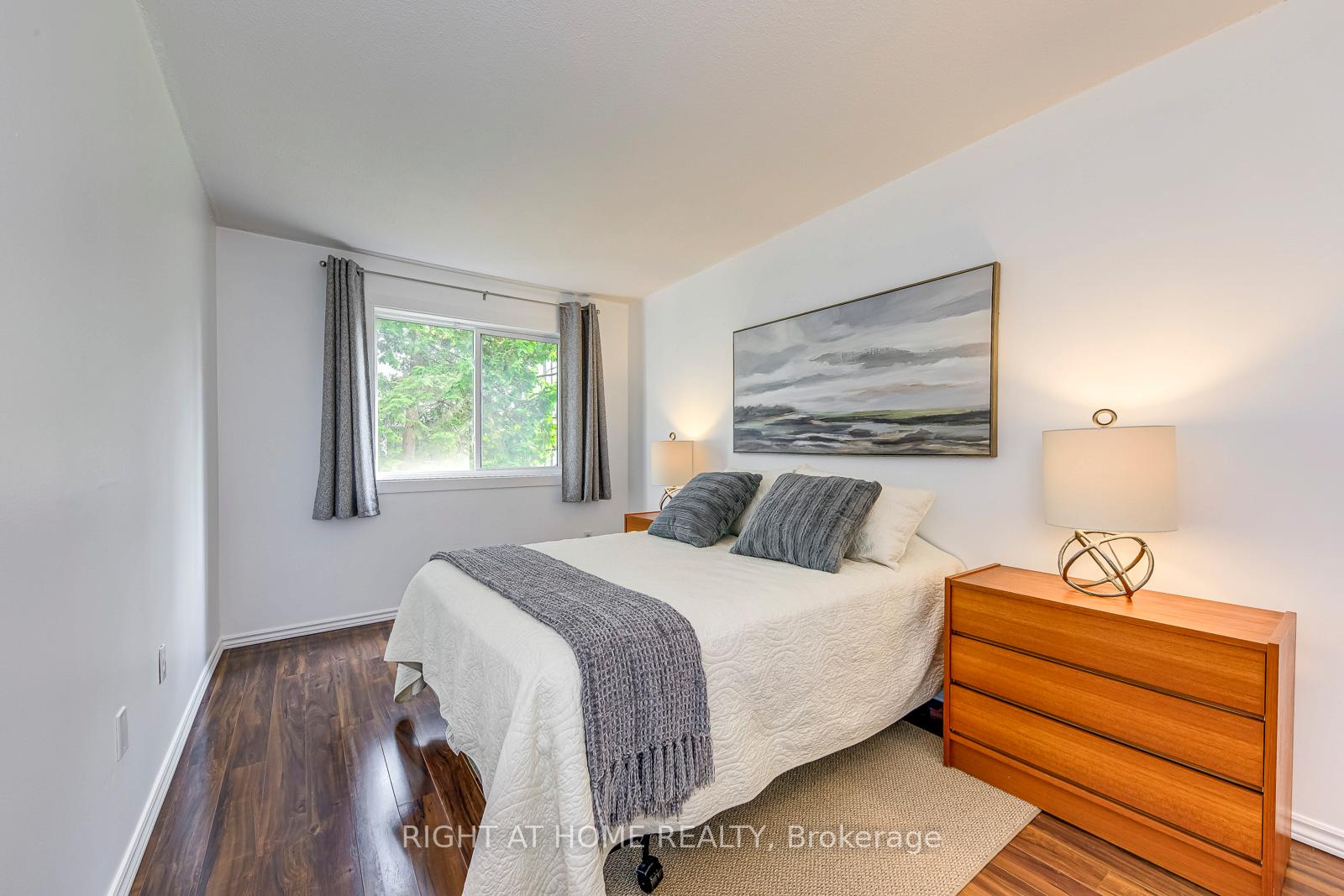 3 Bedrooms Condo at 1058 Falgarwood, Oakville For sale