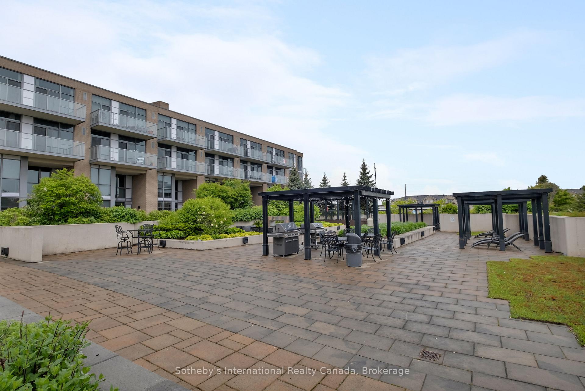 2 Bedrooms Condo at 1940 Ironstone, Burlington For sale