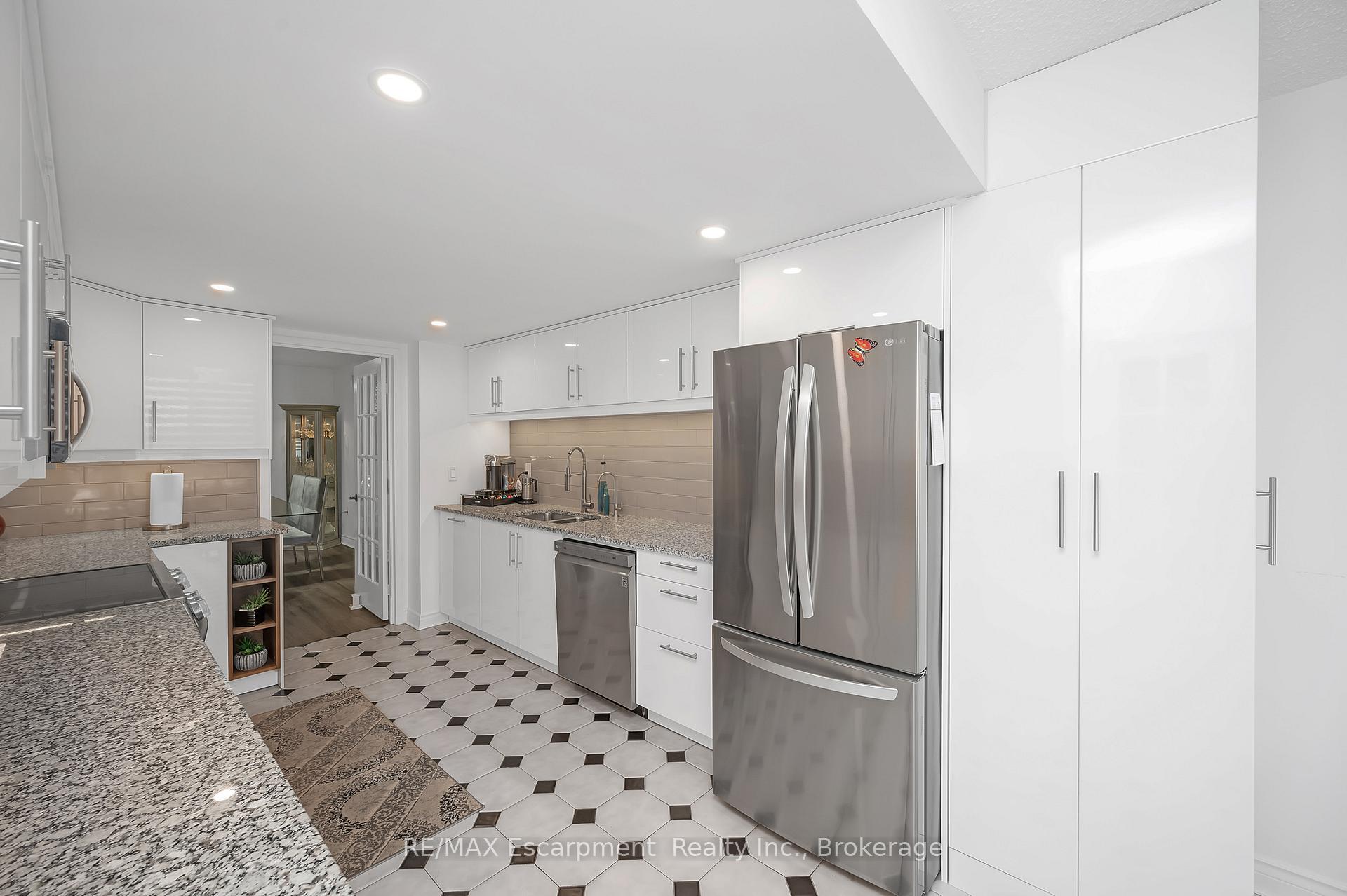 3 Bedrooms Condo at 1237 North Shore, Burlington For sale